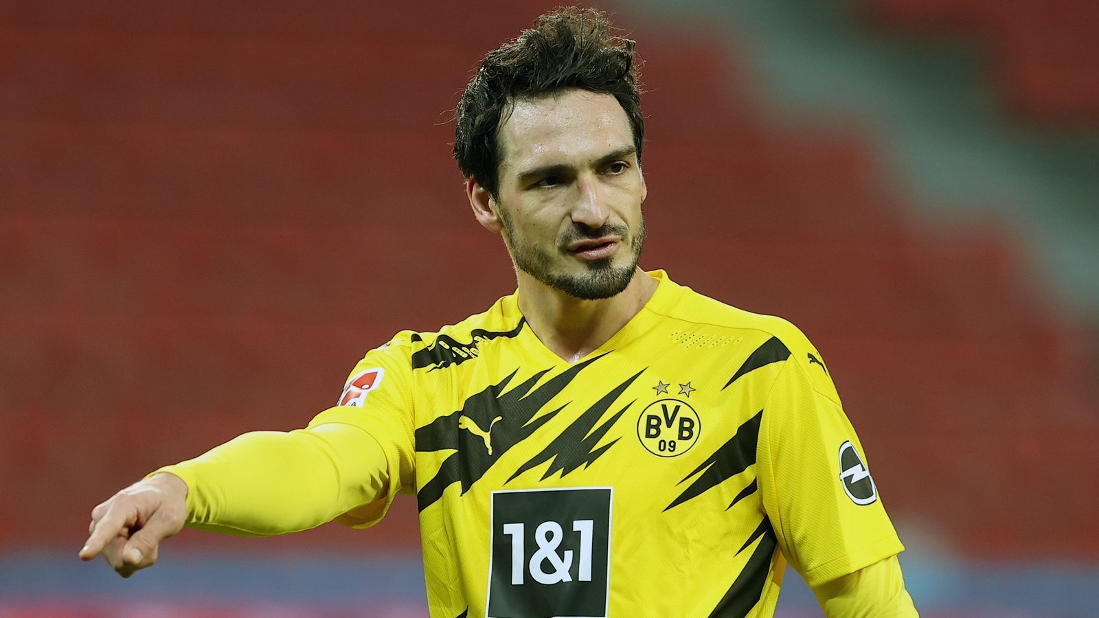 
                <strong>Mats Hummels</strong><br>
                Der Innenverteidiger kann den Anschlusstreffer zum 1:2 durch Lewandowski nicht verhindern, weil er an den Ball nicht ganz herankommt. Ansonsten verteidigt er lange ordentlich, kann sich im eigenen Strafraum meist durchsetzen. In der Schlussphase ist er aber machtlos. ran-Note: 4
              