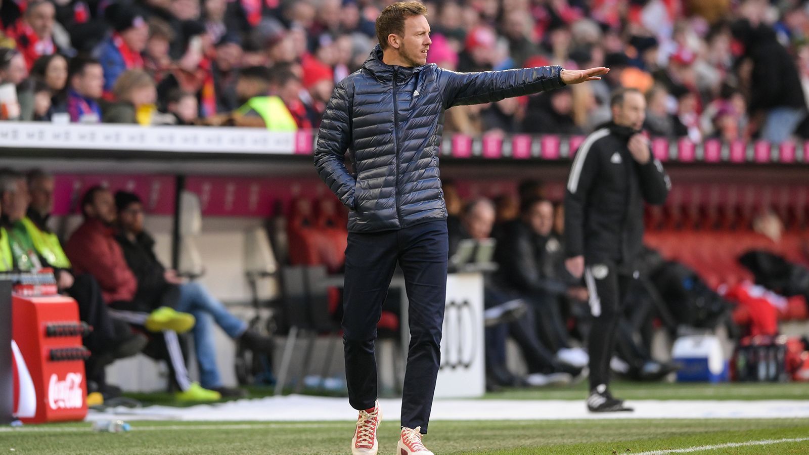 
                <strong>Ex-Bayern-Trainer Nagelsmann: "Sehr seifig“ </strong><br>
                Ein paar Monate nach dem Munich Game hagelte es auch vom FC Bayern München Kritik am eigenen Platz. Julian Nagelsmann, der bis zum 24. März 2023 Cheftrainer des Rekordmeisters war, klagte nach dem 1:1 gegen Eintracht Frankfurt zum Rückrundenstart: "Der Platz ist nicht leicht zu bespielen. Wir rutschen die ganze Zeit aus." Darin sah er auch einen Grund für das fehlende Tempo und die Ideenlosigkeit: "Wir haben natürlich mehr den Ball, müssen mehr kreieren. Das ist total schwer auf dem Platz, weil er sehr seifig ist. Dann gehen viele Situationen, die vor Weihnachten vielleicht noch besser geklappt haben, ein bisschen weg."
              