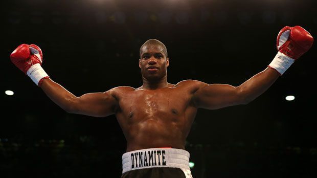 
                <strong>Daniel Dubois (19)</strong><br>
                "Dynamite" Dubois hat Dynamit in den Fäusten. Der Sparringspartner von Schwergewichts-Champion Anthony Joshua soll sogar noch härter schlagen als sein Vorbild. Eigentlich sollte der 19-Jährige bei den Olympischen Spielen in Tokio 2020 Gold für England holen. Doch Dubois hatte andere Pläne und unterschrieb einen Profi-Vertrag bei Star-Promoter Frank Warren. Seine Bilanz: 4:0.
              