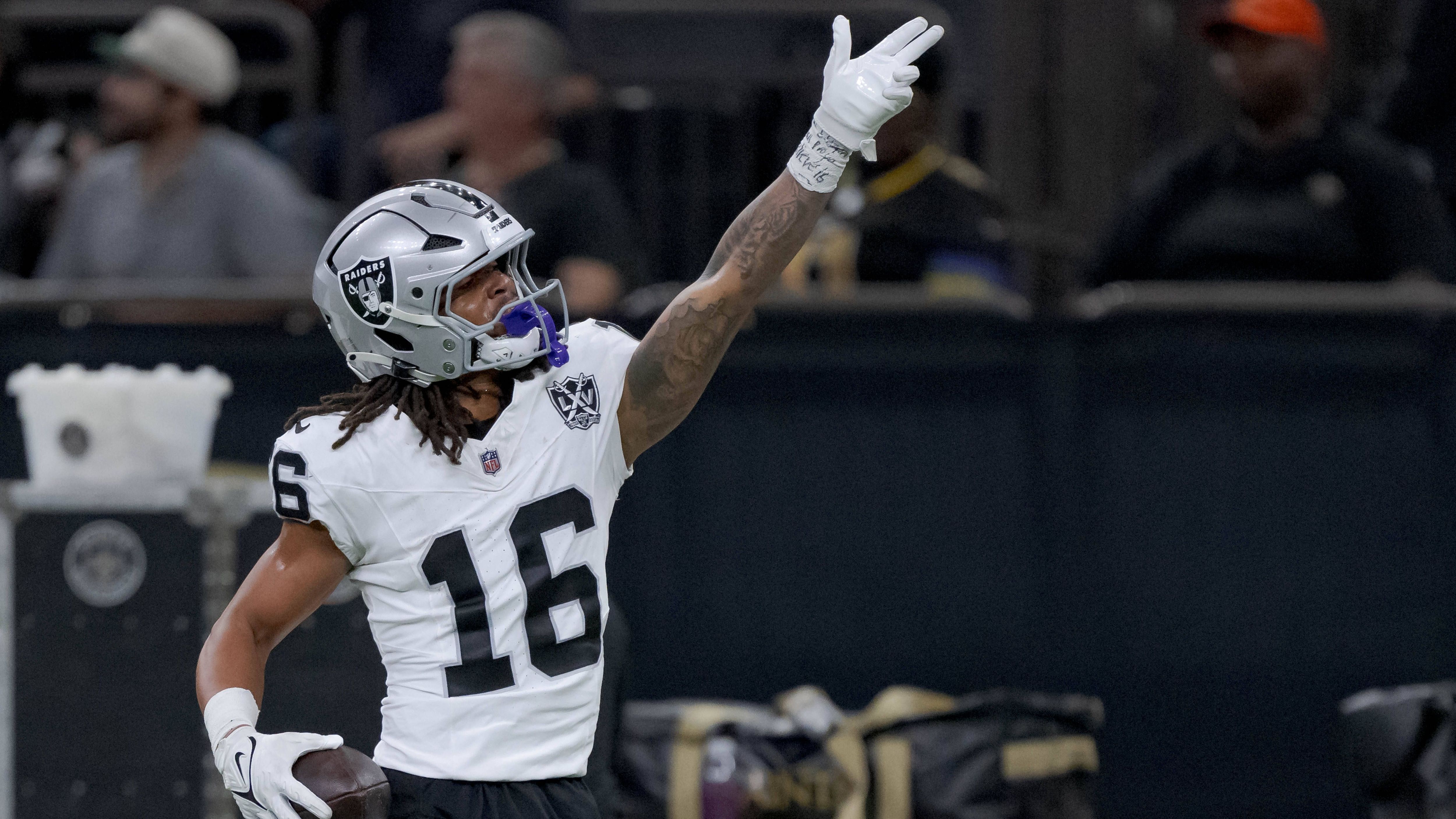 <strong>Jakobi Meyers (Las Vegas Raiders)</strong><br>Jakobi Meyers geht in sein letztes Vertragsjahr und wird knapp elf Millionen US-Dollar verdienen. Für ein Wide Receiver, der vergangene Saison 87 Pässe für 1027 Yards fing, ist dies verhältnismäßig wenig. Da die Vertragsgespräche mit den Raiders stocken, soll er laut übereinstimmenden Medienberichten (u.a. von NFL.com) einen Trade fordern.
