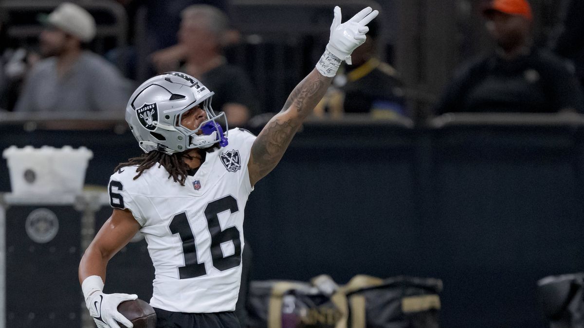 NFL, American Football Herren, USA Las Vegas Raiders at New Orleans Saints Dec 29, 2024; New Orleans, Louisiana, USA; Las Vegas Raiders wide receiver Jakobi Meyers (16) signals a first down against...