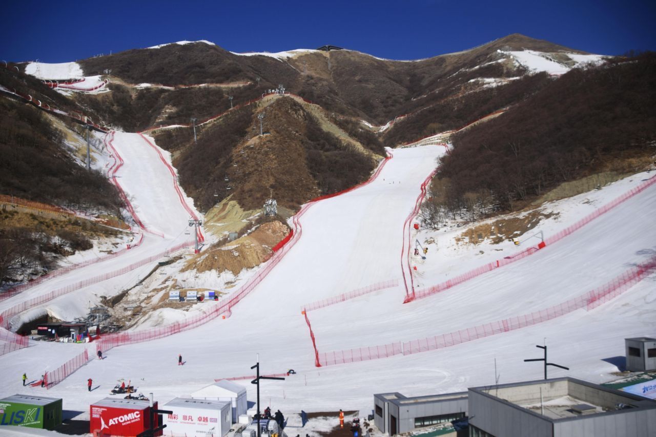 National Alpine Ski Centre: 180 Schneekanonen sorgen dafür, dass der Kunstschnee hier den alpinen Skizirkus garantiert. Das Organisationsteam versichert, es werde nur grüner Strom und kein Grundwasser, sondern nur das aus Seen, Flüssen und Reservoirs genutzt. Das Schmelzwasser würde wieder aufgefangen. 