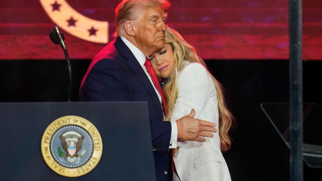 Donald Trump nimmt Erika Kirk bei der Gedenkfeier in den Arm – die Witwe vergibt dem mutmaßlichen Mörder ihres Mannes öffentlich.