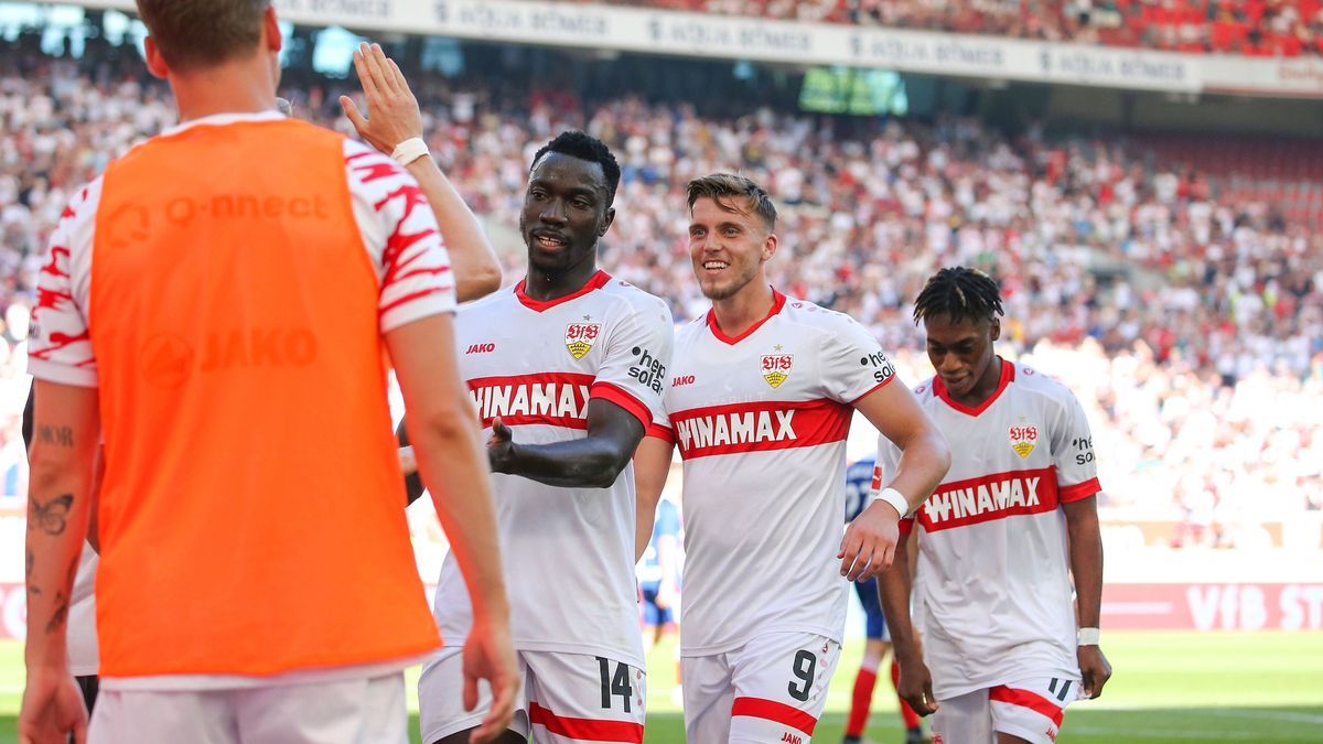 BAU 10.08.2024 Stuttgart Fußball VfB Stuttgart Saison Opening, Jubel über das Tor zum 3:0, v.l. Silas Katompa Mvumpa (VfB) , Ermedin Demirovic (VfB), Justin Diehl *** BAU 10 08 2024 Stuttgart Footb...