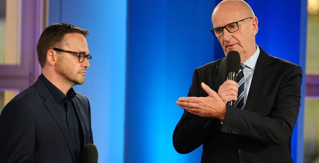 Jan Redmann, (l.) Landesvorsitzender der CDU in Brandenburg und Spitzenkandidat und Dietmar Woidke, Ministerpräsident und Vorsitzender der SPD in Brandenburg in einem TV-Studio.