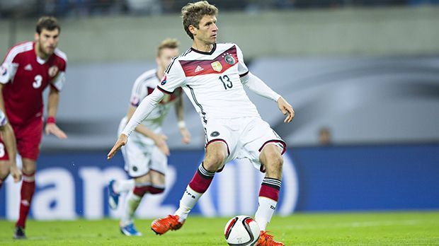 
                <strong>Thomas Müller: 180.000 Euro</strong><br>
                Thomas Müller: 180.000 Euro. Kein anderer deutscher Spieler trifft in der Qualifikation so oft wie der Bayern-Star: neun Tore in neun Spielen. Gegen Gibraltar und Schottland trifft er jeweils doppelt. Auch er wird im Rückspiel gegen Gibraltar geschont und kassiert deshalb nicht die Höchstsumme.
              
