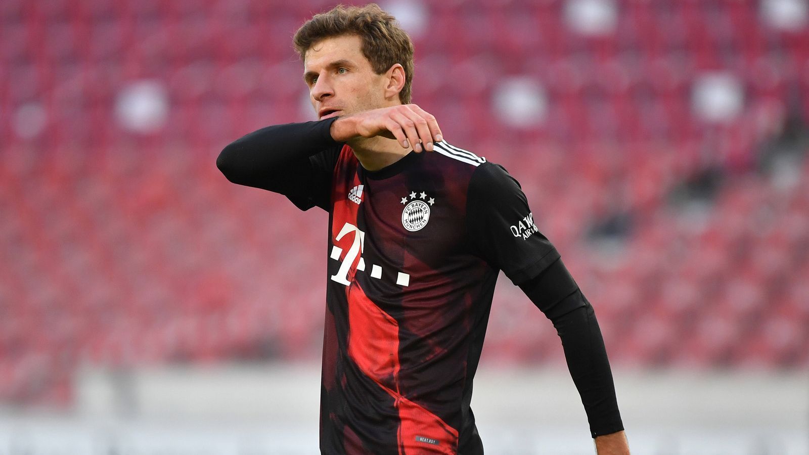 
                <strong>Thomas Müller</strong><br>
                Nach 61. Minuten wird Müller eingewechselt. Er belebt das Spiel, gibt viele Kommandos. In der 74. Minute kommt er nach einer Vorlage von Gnabry nicht ganz an den Ball heran. Ansonsten wäre das eine Top-Chance gewesen. In der 85. Minute holt er einen Elfmeter heraus und trifft selber zum 1:1. ran-Note: 2
              