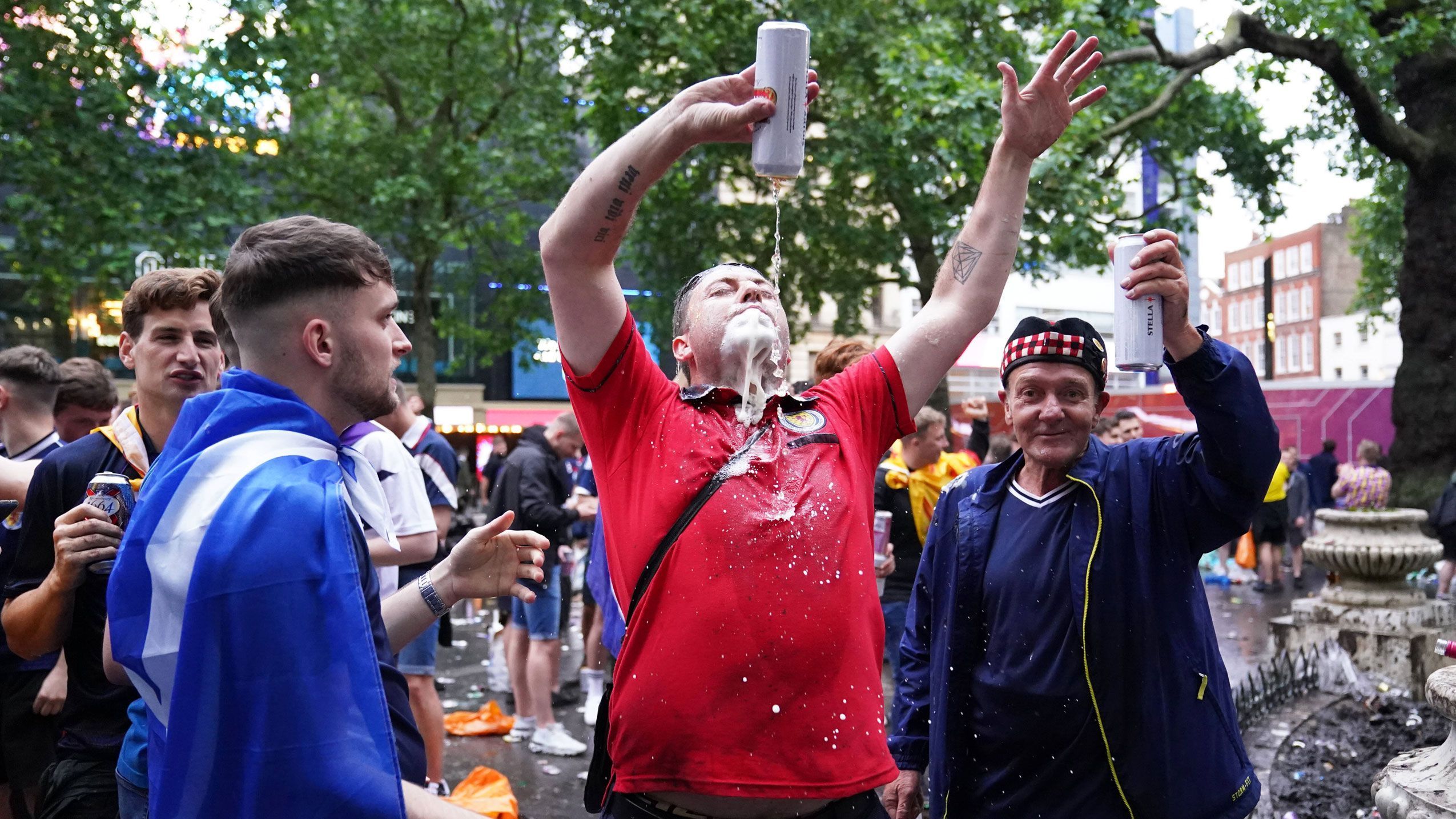 
                <strong>"Battle of Britain" - So verrückt feierten die Fans</strong><br>
                Die schottischen und englischen Anhänger zogen vor dem leider torlosen Spiel zu tausenden durch die Londoner Innenstadt und stimmen sich auf das Spiel ein. Die Stimmung ist ausgelassen und Alkohol fließt reichlich - standesgemäß! ran.de zeigt euch die verrücktesten Fan-Bilder aus der englischen Hauptstadt.
              
