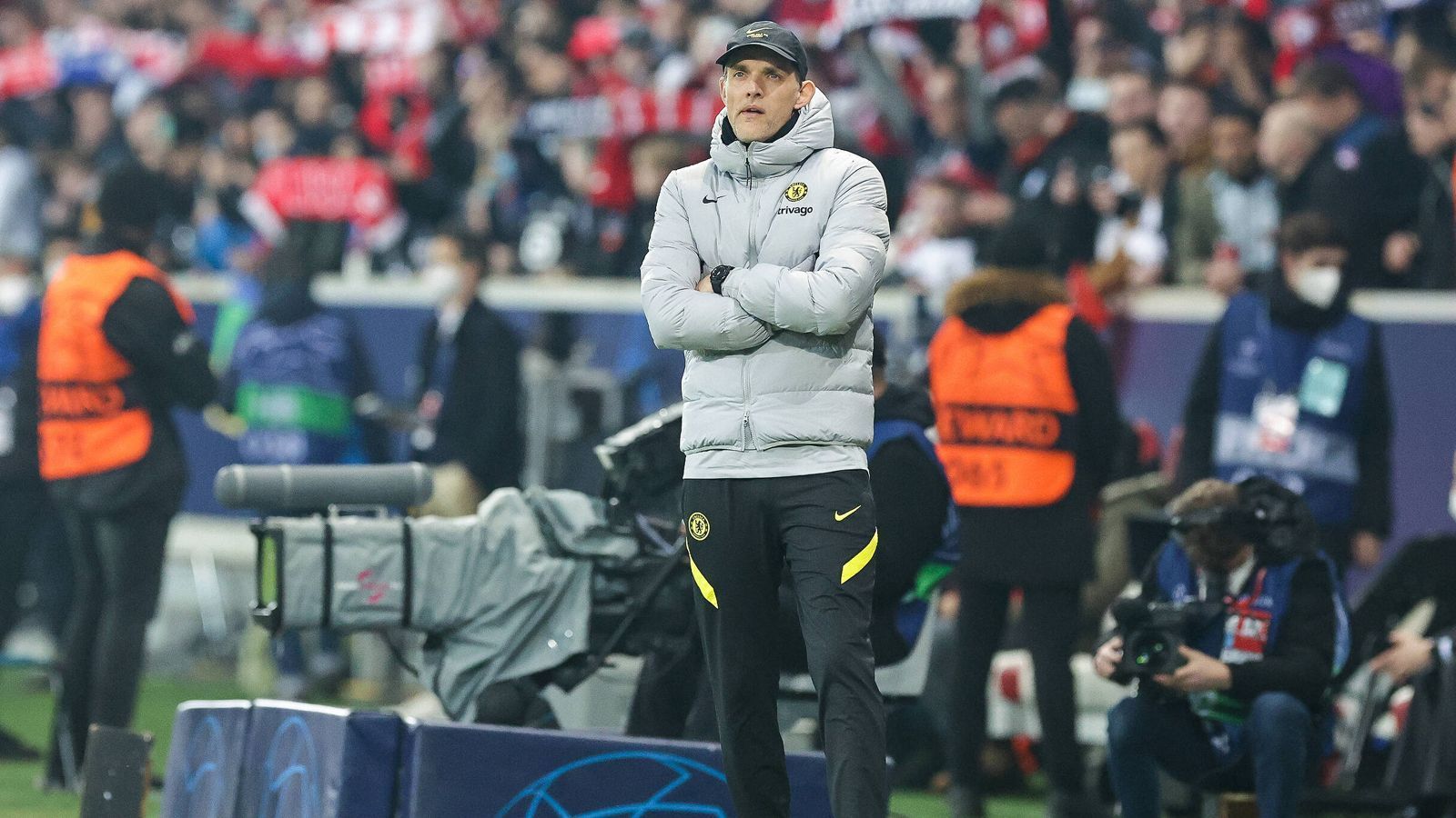 
                <strong>Thomas Tuchel</strong><br>
                Thomas Tuchel wechselte im Vergleich zum 1:0-Sieg gegen Newcastle am Wochenende auf fünf Positionen durch. Der Trainer setzte zunächst auf eine eher defensive Ausrichtung. Klar, nach dem 2:0-Sieg im Hinspiel konnte Chelsea Lille ja erstmal kommen lassen.
              