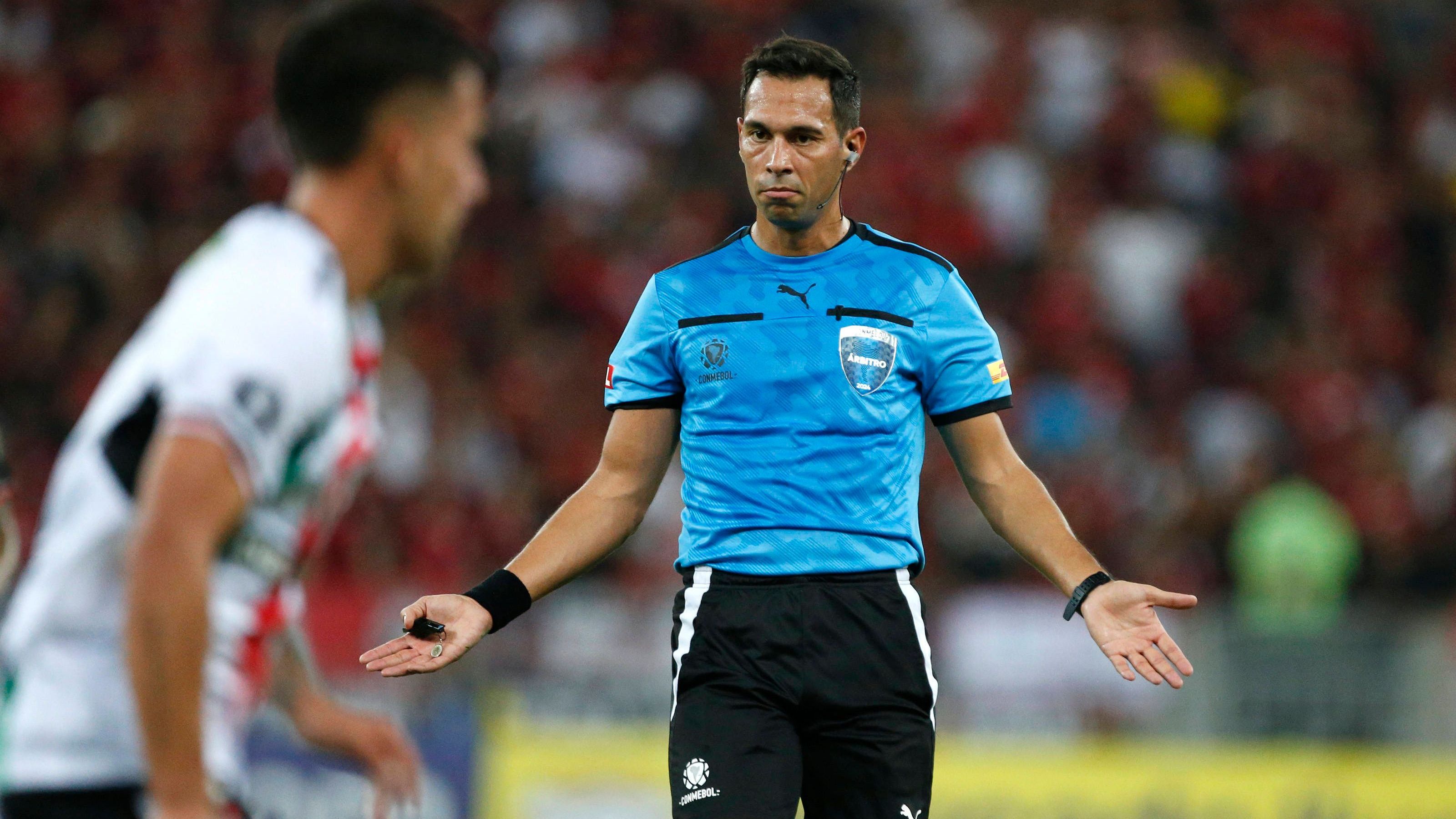 <strong>Facundo Tello (Argentinien)</strong><br>Der 42-jährige Argentinier hat bisher noch kein Spiel in Europa geleitet. Bei der WM 2022 stand er jedoch dreimal auf dem Feld und wird in diesem Sommer nun sein EM-Debüt geben. Es wird das erste Mal sein, dass ein Schiedsrichter bei einer EM nicht aus Europa stammt.