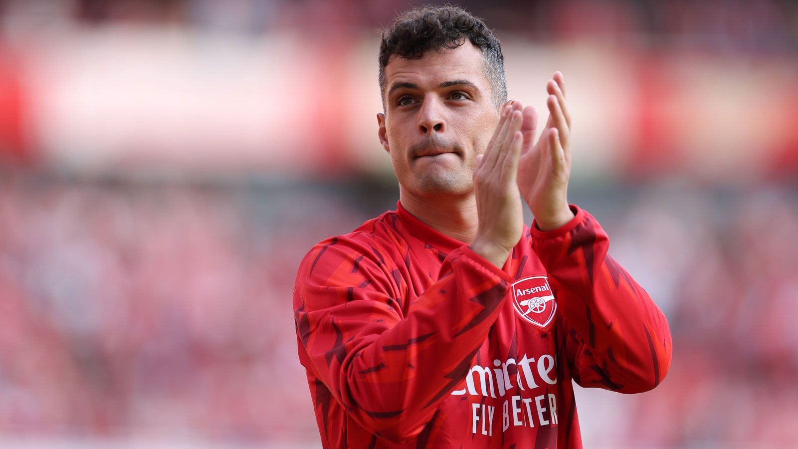 <strong>Granit Xhaka</strong><br>
                Was die Spatzen bereits länger von den Dächern pfiffen, ist nun offiziell: Granit Xhaka streift sich ab der Saison 2023/24 das Trikot von Bayer Leverkusen über. Der Schweizer kehrt somit nach sieben Jahren beim FC Arsenal in die Bundesliga zurück. Laut Transfer-Experte Fabrizio Romano kostet Xhaka die "Werkself" 25 Millionen Euro an Ablöse, sein Vertrag in Leverkusen läuft bis 2028.