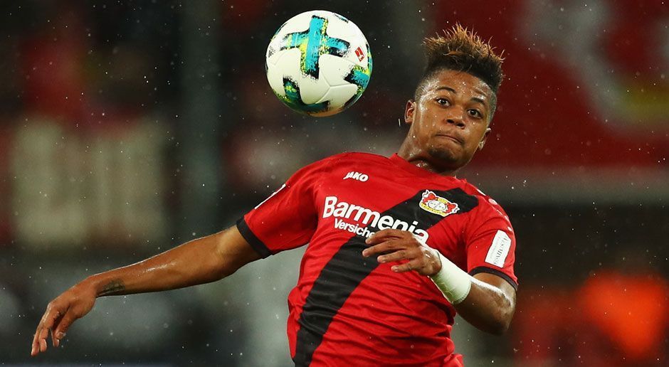 
                <strong>Gewinner: Leon Bailey (Leverkusen)</strong><br>
                Bayer Leverkusen spielte eine starke Hinrunde und daran hat vor allem Leon Bailey einen großen Anteil. Der Jamaikaner war oft genug der Mann, der den Unterschied ausmachte – und das mit nur 20 Jahren. Mit acht Toren und vier Assists ist er der beste Scorer der "Werkself", keiner seiner Teamkollegen war an mehr Torschüssen (63) direkt beteiligt. "Er ist eine Waffe. Er ist schnell, stark im Abschluss und in der Vorbereitung", schwärmt Heiko Herrlich von seinem Flügelflitzer. Kein Wunder, dass Europas Top-Klubs den Shootingstar längst auf dem Zettel haben. Unter anderem soll der englische Meister FC Chelsea seine Fühler nach Bailey ausgestreckt haben und 23 Millionen Euro geboten haben.
              