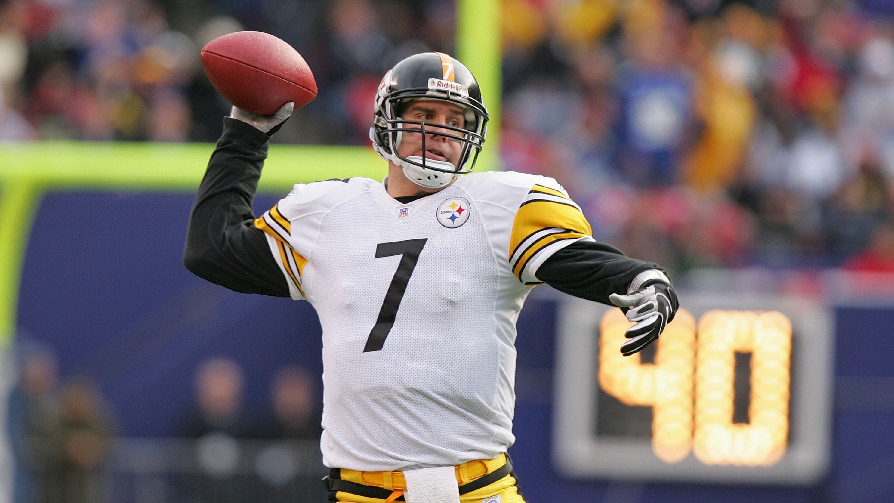 
                <strong>Ben Roethlisberger (2004)</strong><br>
                "Big Ben" startete ebenfalls mit einer Niederlage in seine NFL-Karriere. Gegen Baltimore landeten dazu noch zwei seiner Pässe in den Händen des Gegners - immerhin aber auch zwei in der gegnerischen Endzone. Eine Woche später gewannen die Steelers, um den 22-jährigen Quarterback dann bei den Dolphins. Roethlisberger steuerte einen Touchdown und 163 Passing Yards sowie eine Interception bei. Yards gesamt: 339, Touchdowns: 3, Interceptions: 3, Bilanz: 1 Sieg, 1 Niederlage 
              