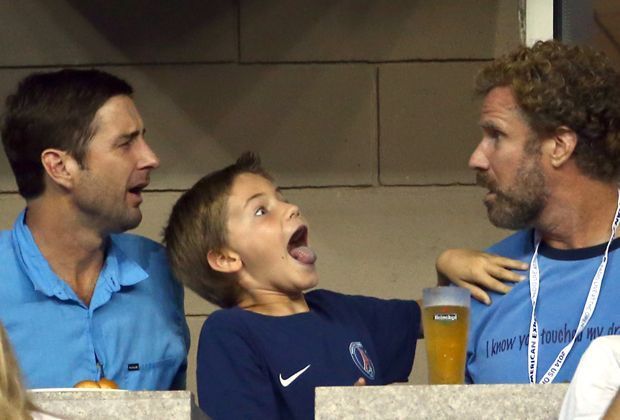 
                <strong>Luke Wilson und Will Ferrell </strong><br>
                Die beiden Old-School-Kollegen albern auf der Tribüne mit Ferrells Sohn Mattias rum. Ferrell (re.) hat auf der großen Leinwand schon Basketball und Fußball gespielt - und nun ist wohl Tennis dran. 
              