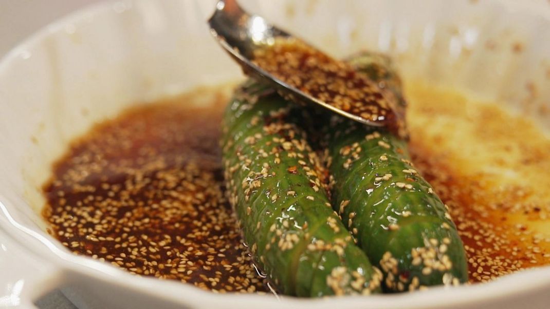 Chinesischer Gurkensalat mit Sesam und Chili