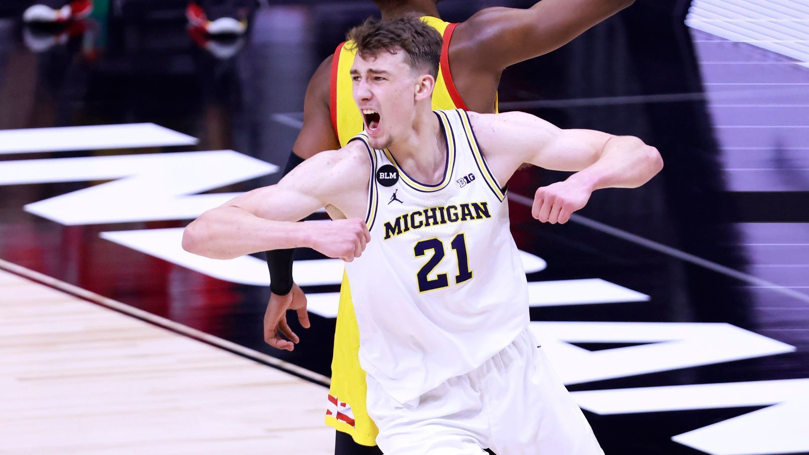 
                <strong>Welche Deutschen nehmen teil?</strong><br>
                Die größte Rolle nimmt zweifelsohne Franz Wagner ein. Der Bruder von NBA-Spieler Moritz Wagner spielt ebenfalls für die Michigan Wolverines und greift nach einer starken Regular Season nach dem Titel. Der Berliner wurde zu den besten Spielern der Big-Ten Conference gewählt und gilt als sicherer Erstrunden-Pick. Bruder Moritz verpasste 2018 den Titel knapp im Finale gegen Villanova, Franz nimmt nun einen neuen Anlauf. Darüber hinaus sind in Jonathan Bähre (Clemson), Dwayne Koroma (Iona) und Tristan da Silva (Colorado) noch drei weitere deutsche Spieler im Finalturnier vertreten.
              