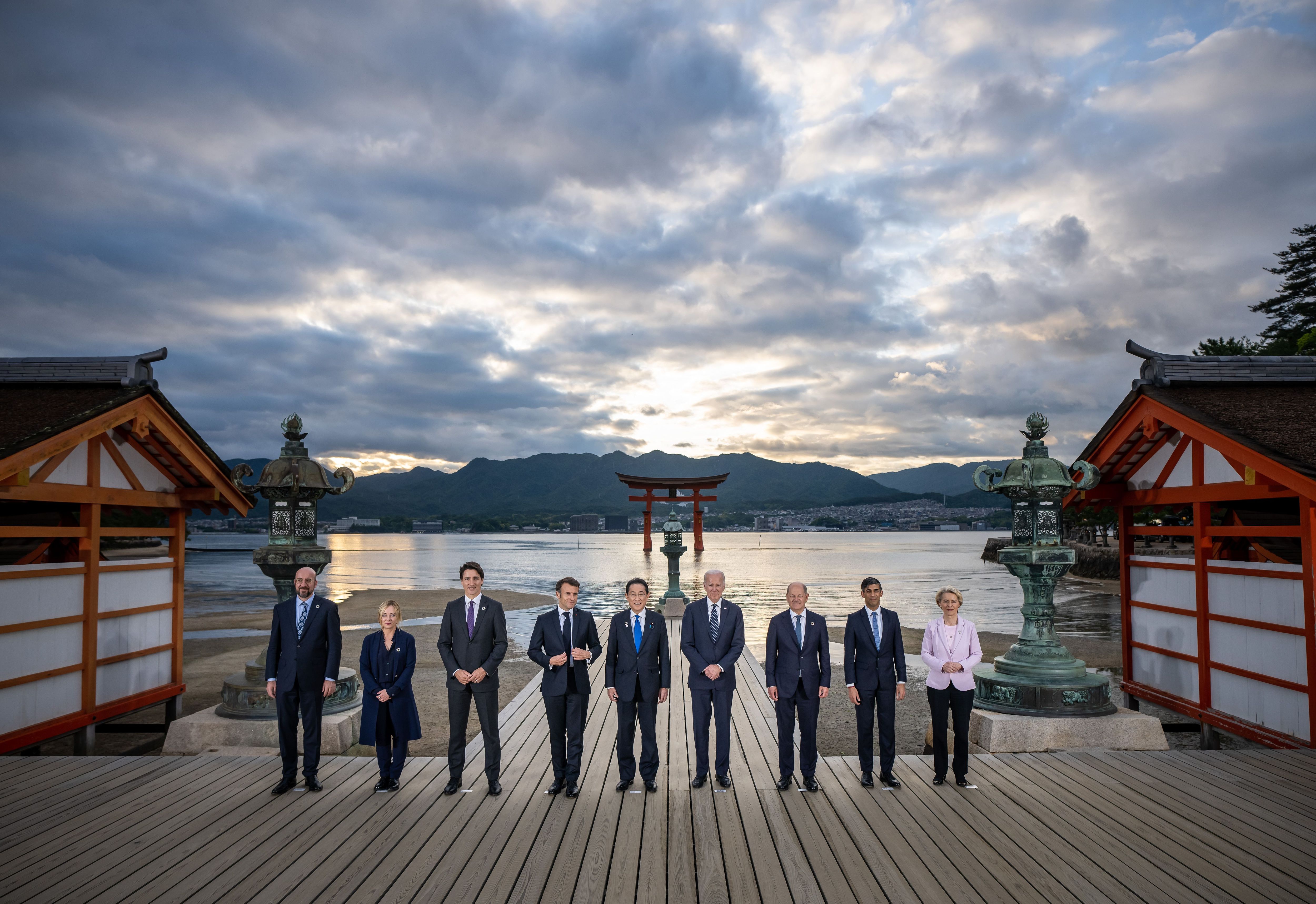 19. Mai 2023, Charles Michel (von links nach recht), Giorgia Meloni, Justin Trudeau, Emmanuel Macron, Fumio Kishida, Joe Biden, Olaf Scholz, Rishi Sunak und Ursula von der Leyen stehen beim G7-Gipfel in Japan vor dem O-Torii Gate am Itsukushima Shrine auf der Insel Miyajima.