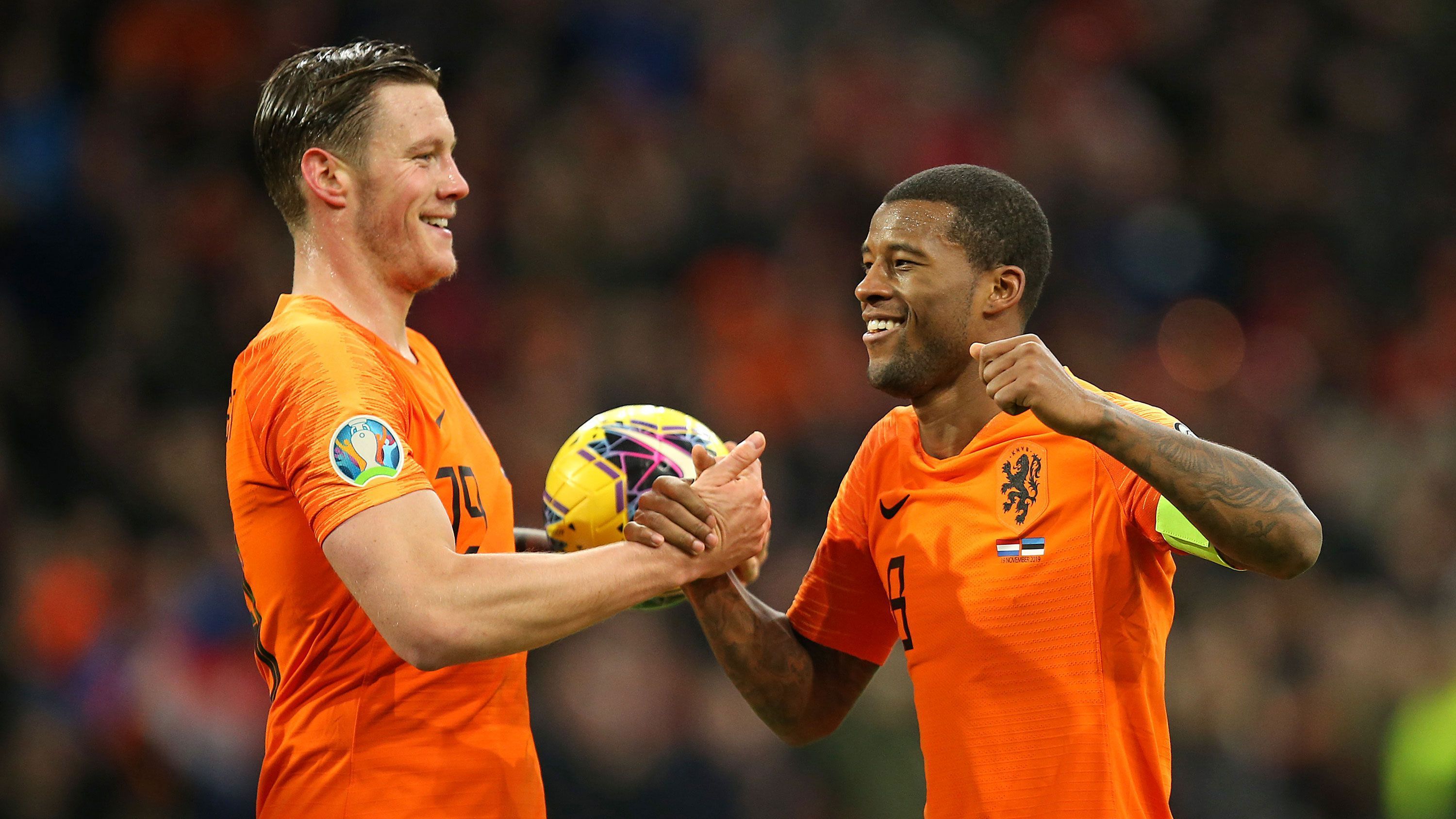 
                <strong>Gruppe C: Niederlande</strong><br>
                Torhüter: 13 Tim Krul, 1 Maarten Stekelenburg, 23 Marco BizotVerteidiger: 3 Matthijs de Ligt, 25 Jurrien Timber, 2 Joel Veltmann, 22 Denzel Dumfries, 12 Patrick van Aanholt, 6 Stefan de Vrij, 5 Owen Wijndal, 17 Daley Blind, 4 Nathan Ake -Mittelfeld: 20 Donny van de Beek, 16 Ryan Gravenberch, 21 Frenkie de Jong, 24 Teun Kooppmeiners, 15 Marten de Roon, 14 Davy Klaassen, 8 Geroginio Wijnaldum -Sturm: 7 Steven Berghuis, 26 Cody Gakpo, 9 Luuk de Jong, 10 Memphis Depay, 18 Donyell Malen, 11 Quincy Promes, 19 Wout Weghorst
              