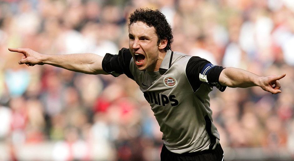 
                <strong>Mark van Bommel</strong><br>
                Mittelfeld: Mark van Bommel. Der Niederländer spielte von 1999 bis 2005 für die PSV, bevor er über den Umweg Barcelona 2006 beim FC Bayern landete. In seinen sechs Jahren in Eindhoven absolvierte van Bommel 261 Spielen - für die Münchner stand er im Vergleich "nur" 187-mal auf dem Platz. Seine Titelausbeute mit der PSV war ebenfalls größer: Gegenüber seinen fünf Erfolgen mit dem FC Bayern stehen vier Meistertitel, sieben Siege im niederländischen Superpokal sowie ein Triumph im niederländischen Pokalwettbewerb mit der PSV. Außerdem wurde der heute 39-Jährige als PSV-Profi in den Niederlanden zweimal zum Fußballer des Jahres gewählt. 
              