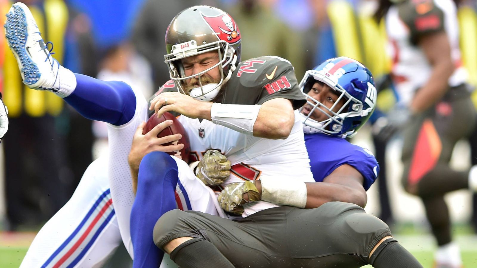 
                <strong>Verlierer: Ryan Fitzpatrick</strong><br>
                Erst ist er aufgrund der Sperre von Jameis Winston Starting-Quarterback, dann ist er den Posten wieder los. Nach drei Spielen an der Seitenlinie ist er dann doch wieder Starter, nun ist er seine Funktion erneut los. Nach drei Interceptions gegen die New York Giants nimmt Coach Dirk Koetter Ryan Fitzpatrick aus dem Spiel und degradiert ihn wieder zum Backup. Ob diese Entscheidung diesmal von Dauer ist?
              