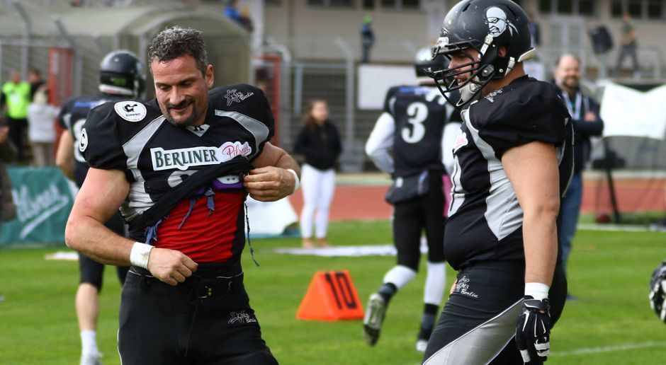 
                <strong>Schwäbisch Hall Unicorns vs. Berlin Rebels</strong><br>
                Mit acht Siegen und sechs Niederlagen haben sich die Rebels als Vierter im Norden gerade noch für die Playoffs qualifiziert. Dort liegen die Hoffnungen auf Quarterback-Rückkehrer Terrell Robinson. Der US-Amerikaner verließ die Berliner nach der vergangenen Saison aus familiären Gründen, kehrte nun aber im August zurück – und lieferte in den letzten beiden Rundenspielen mal eben sechs Touchdown-Pässe ab. Mit den Unicorns haben die Rebels aus dem Vorjahr noch eine Rechnung offen: Dort gewann Schwäbisch Hall mit 24:14. Und auch dieses Jahr sind die Rebels krasser Außenseiter.
              