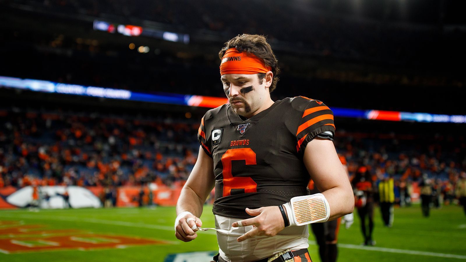 
                <strong>Verlierer: Cleveland Browns</strong><br>
                Der gefühlte Offseason-Super-Bowl-Champion tut sich in der regulären Spielzeit schwer. Gegen biedere Denver Broncos verloren die Browns 24:19, ihre Playoff-Chancen schwinden von Woche zu Woche. Besonders die Disziplin des Teams von Head Coach Freddy Kitchens lässt arg zu wünschen übrig. Die Browns führen die Strafen-Statistik mit 75 Penalties an.   
              