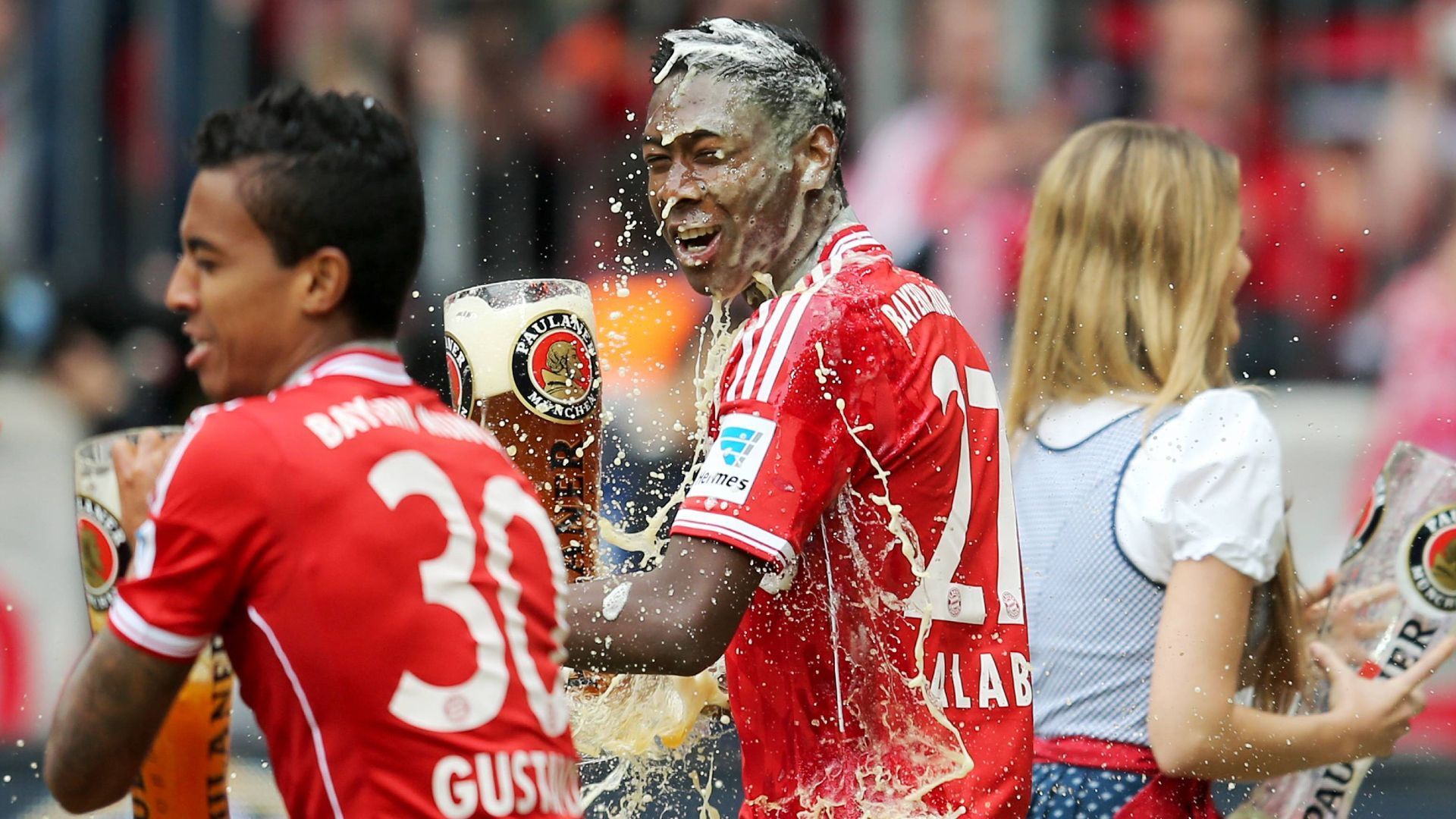 
                <strong>"Deutscher Meister wird nur der FCB, nur der FCB, nur der FCB..."</strong><br>
                Das Titel-Abo der Bayern im vergangenen Jahrzehnt hat der Attraktivität der Bundesliga beträchtlich geschadet. Der Münchner Fangesang, "Deutscher Meister wird nur der FCB" klang nicht mehr nach Unterstützung, sondern nach Gesetz. Viele Fußball-interessierte Menschen wendeten sich von der Bundesliga ab, weil die wichtigste Frage der Saison meist schon vorm ersten Spieltag entschieden schien. 
              