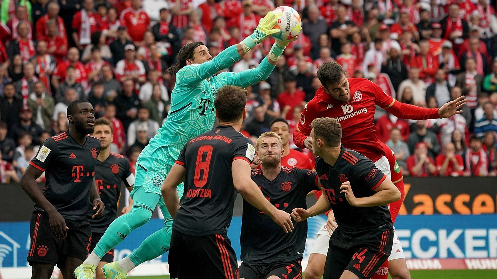 
                <strong>Yann Sommer </strong><br>
                Nur sehr selten gefordert, vor dem ersten Gegentreffer lässt Yann Sommer aber einen recht harmlosen Schuss von Lee aus den Händen gleiten, sodass Ajorque überhaupt erst per Kopf zum 1:1 treffen kann. Bei den weiteren Gegentreffern ist der Schweizer chancenlos. ran-Note: 4
              