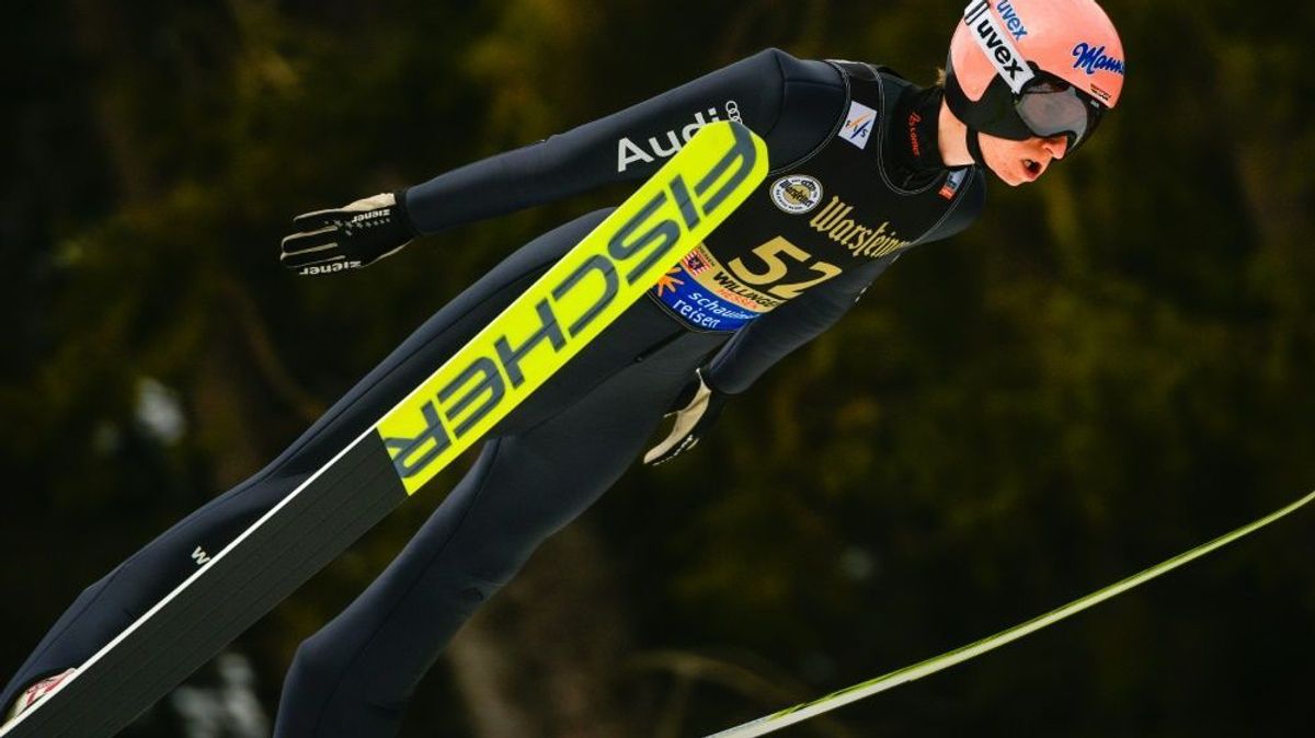 Karl Geiger springt zum Sieg