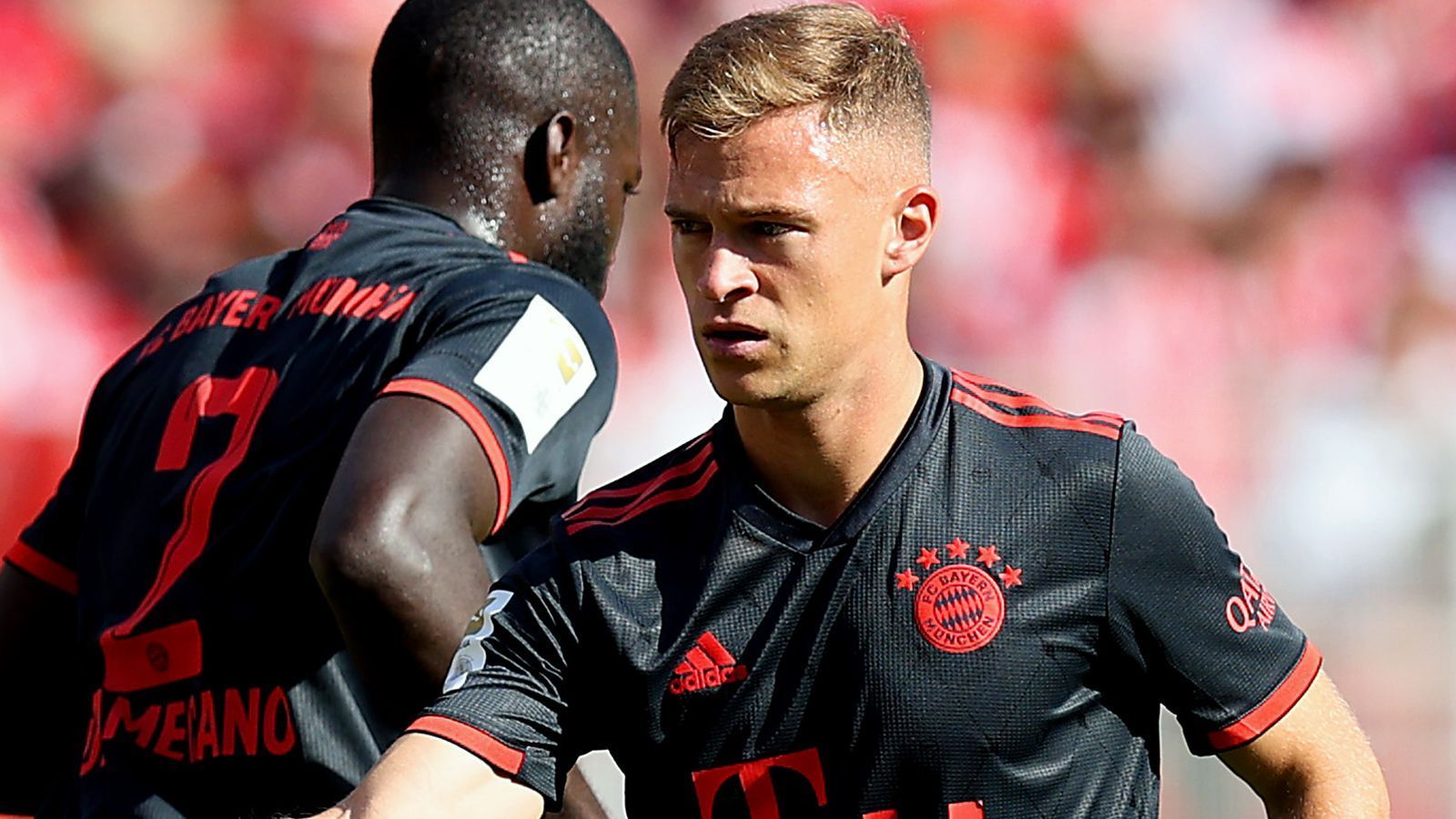 
                <strong>Joshua Kimmich</strong><br>
                Nach einer eigenen Ecke vollendet er aus spitzem Winkel humorlos zum 1:1. Weniger gut verläuft ein Zweikampf mit Thorsby an der Mittellinie, bei dem er sich die Gelbe Karte einhandelt. Dadurch beraubt sich der Aggressive Leader einer seiner Stärken und in einigen Duellen mangelt es an Bissigkeit. Wohl auch deshalb holt ihn Nagelsmann nach einer Stunde runter und bringt Gravenberch. ran-Note: 3
              