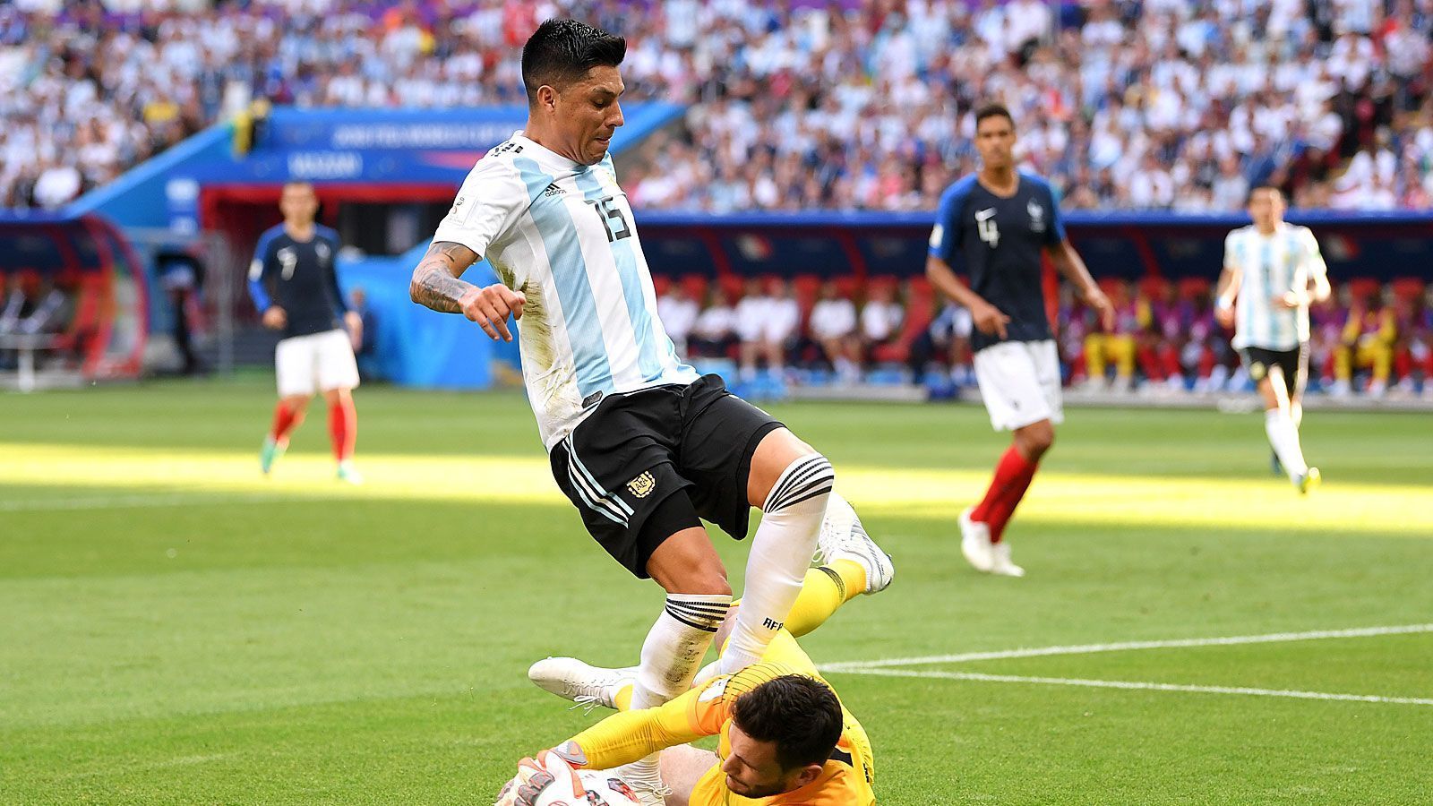 
                <strong>Enzo Perez</strong><br>
                Schwache Flanken, hat aber auch vorne keine Anspielstation. Beste Szene, als er in der 25. Minute einen Pass von Mascherano in den Strafraum bekommt, dann aber zu wenig daraus macht. Wird in der 66. Minute für Aguero ausgewechselt. ran-Note: 4
              