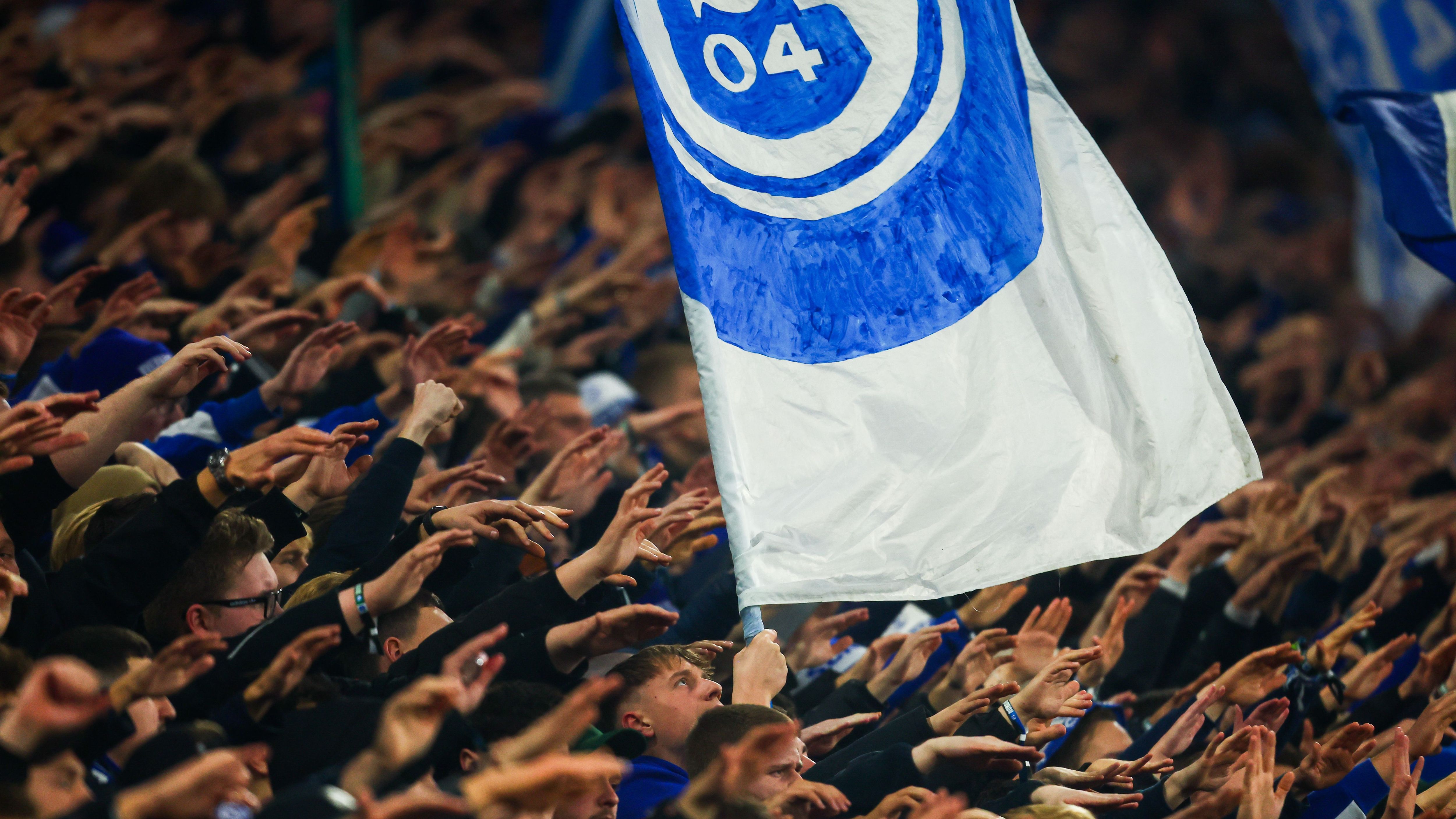 <strong>FC Schalke 04</strong><br>Wie wäre es mit dem anderen Traditionsklub in Liga zwei? Baumgart bringt emotional alles mit, was es für Schalke bräuchte. Er steht für Leidenschaft, Identität und harte Arbeit. Zwar hat S04 erst Karel Geraerts verpflichtet, aber wirklich überragend verlief dessen Start nicht. Und auf Schalke kann es auch mal ganz schnell gehen ...