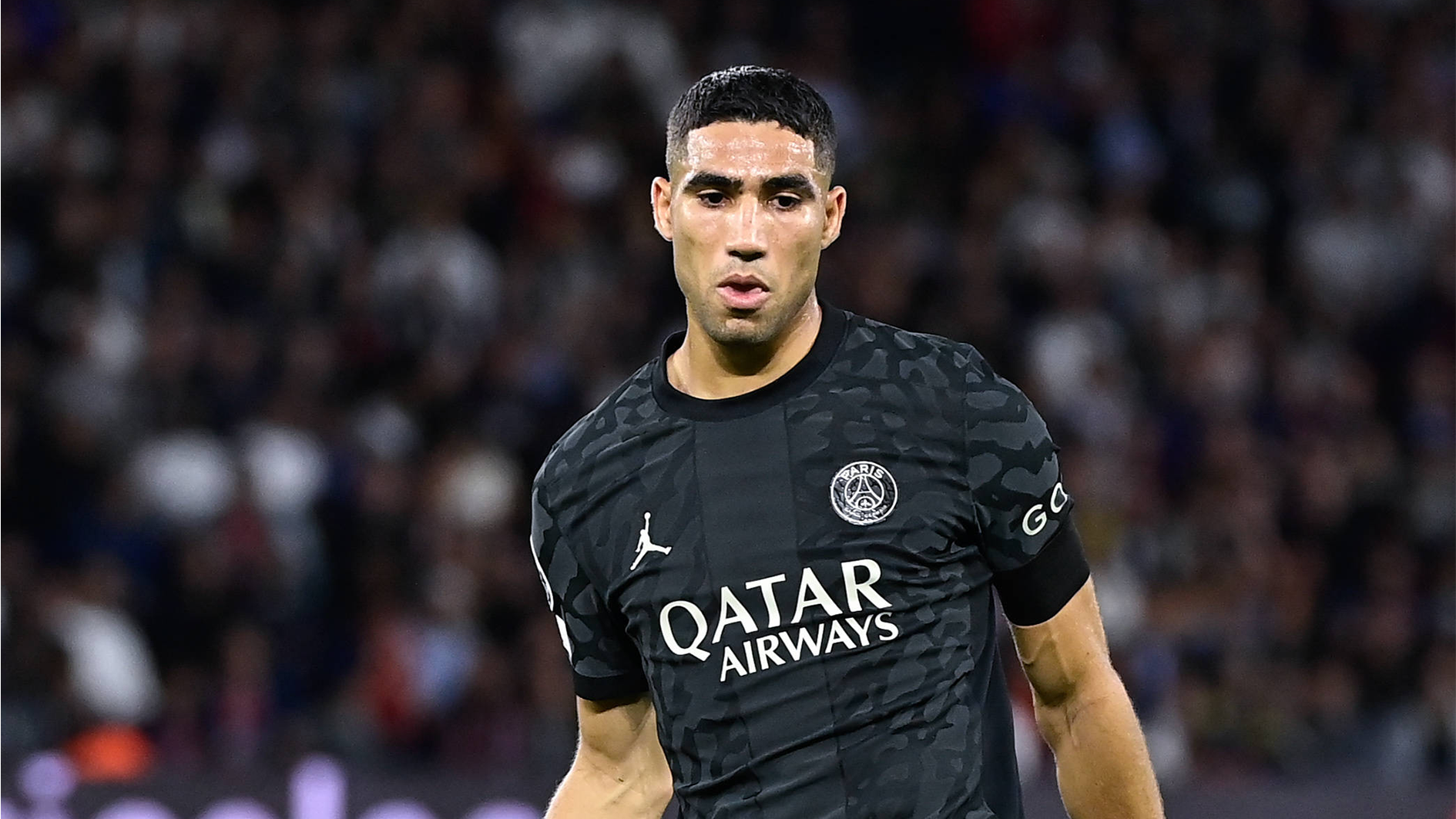 <strong>Achraf Hakimi (Paris St. Germain)</strong><br>Auf der rechten Seite offensiv immer wieder im Vorwärtsgang und mit einigen guten Aktionen. Ist ein echter Unruheherd. Das 2:0 bereitet er nach dem Seitenwechsel im Zusammenspiel mit Vitinha selbst mit vor und schließt eiskalt ab. Starkes Spiel gegen sein Ex-Team. <strong><em>ran</em>-Note: 2</strong>