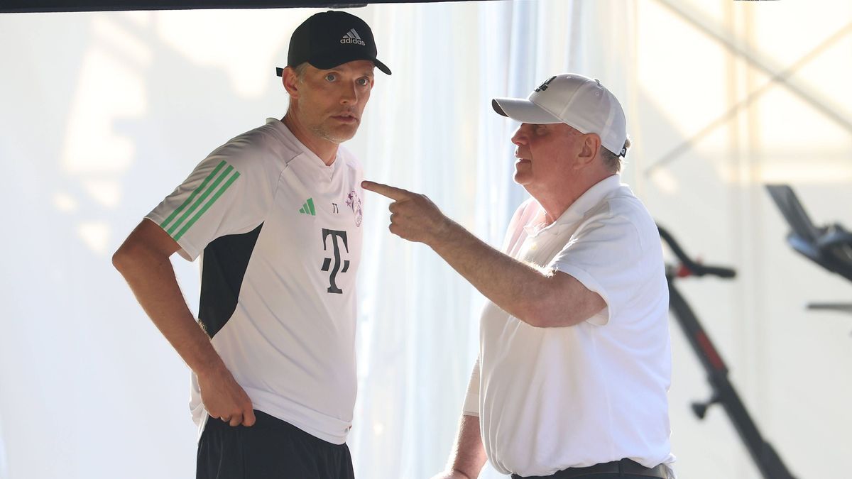 Fußball Testspiel FC Rottach-Egern - FC Bayern München am 18.07.2023 im Stadion am Birkenmoos in Rottach-Egern Thomas Tuchel ( Trainer Cheftrainer München ), links - Uli Hoeneß ( Ehrenpräsident Mün...