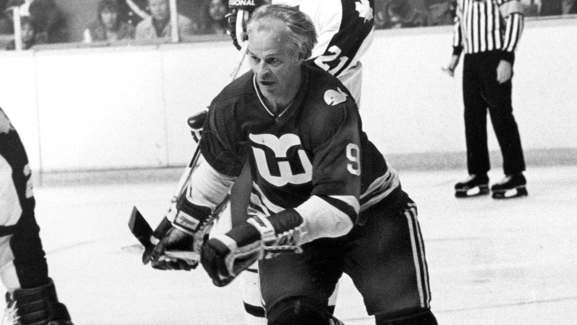 
                <strong>Gordie Howe: Der NHL-Oldie</strong><br>
                Der älteste Spieler, der je auf dem NHL-Eis stand, war Gordie Howe. Er beendete seine Laufbahn vorläufig nach der Saison 1970/71, doch neun Jahre später kehrte "Mr. Hockey" als Mitglied der "Hockey Hall of Fame" im Alter von 52 Jahren für seine 26. Saison (geteilter Rekord mit Chris Chelios) zurück in die NHL. Bei den Hartford Whalers spielte Howe mit seinen beiden Söhnen in einer Sturmreihe. Die Detroit-Red-Wings-Legende bestritt 1.767 Spiele in der besten Eishockeyliga der Welt und hielt damit zudem bis April 2021 den Rekord für die meisten NHL-Spiele. Diese Bestmarke, die fast 60 Jahre bestand, sicherte sich Patrick Marleau, der seine Karriere 2021 nach 1.779 NHL-Einsätzen beendete. 
              