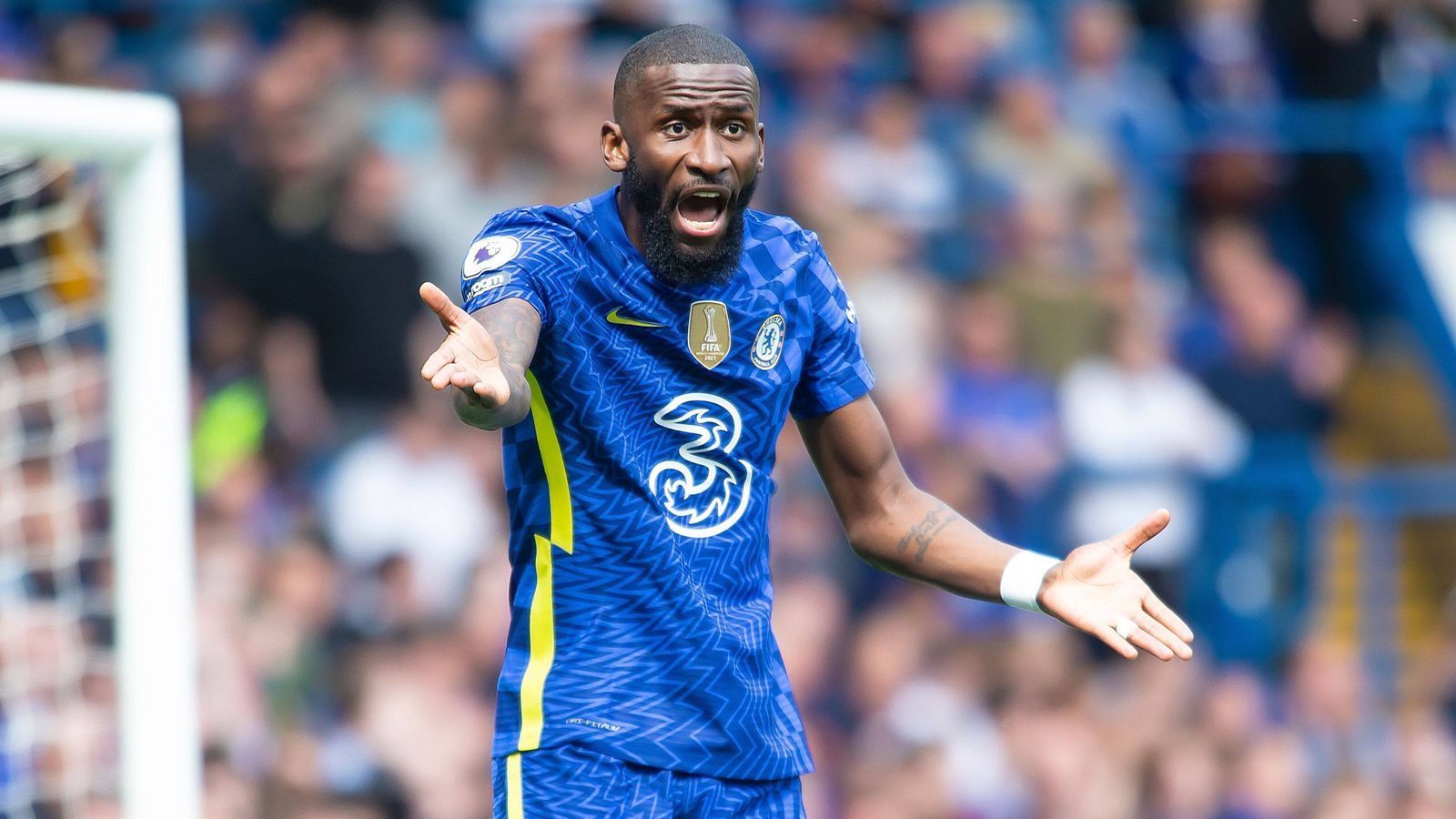 
                <strong>FC Chelsea</strong><br>
                Der Wechsel zu einem solchen Spitzen-Klub erfolgte im Sommer 2017. Für 35 Millionen Euro wechselte Rüdiger von Rom nach London zum FC Chelsea. Auf der Insel kam er von Beginn an auf Einsatzzeiten und musste erst im Sommer 2019 für längere Zeit aufgrund von Knie- und Leistenproblemen pausieren. Infrage gestellt wurde Rüdiger bei den "Blues" lediglich, als er unter Coach Frank Lampard zeitweilig auf die Bank musste. In dieser Phase stand erstmals ein Wechsel im Raum. Die Dinge aber wendeten sich zu Rüdigers Gunsten. Als Thomas Tuchel übernahm, fand er wieder zu alter Form und wurde 2021 Champions-League-Sieger.
              