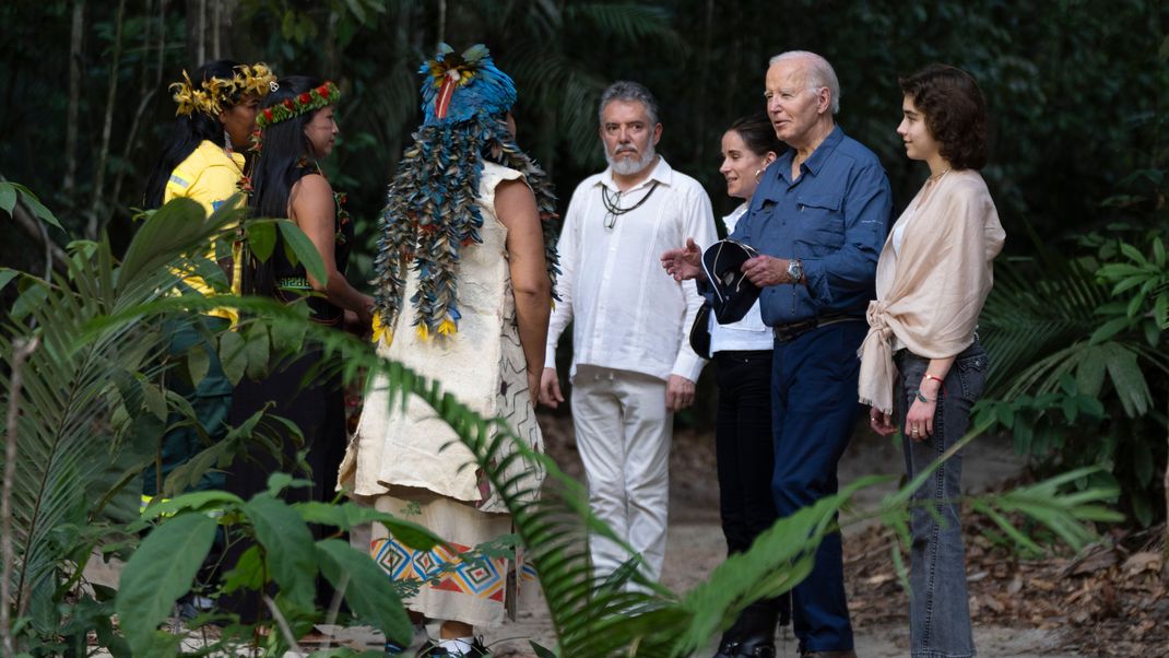 US-Präsident Joe Biden (2. v. r.) zusammen mit Tochter Ashley Biden und Enkelin Natalie Biden (r.) trifft sich mit indigenen und anderen Führern während einer Tour durch das Museu da Amazonia in Manaus.