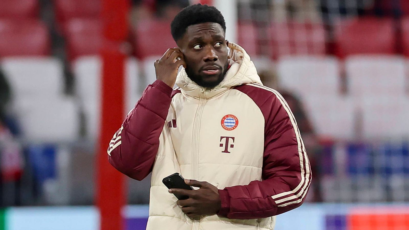 <strong>Alphonso Davies (FC Bayern München)</strong><br>Tyrell Malacia gilt als unbrauchbar, Luke Shaw als sehr verletzungsanfällig. Entsprechend unzufrieden ist man in Manchester mit der aktuellen Auswahl an Linksverteidigern und hat als Lösung offenbar Alphonso Davies ins Auge gefasst. Der Kanadier soll den aktuellen Tabellenneunten mit seiner Mischung aus defensiver Stabilität und Tempo begeistert haben. Man bereite ein Mega-Angebot vor.