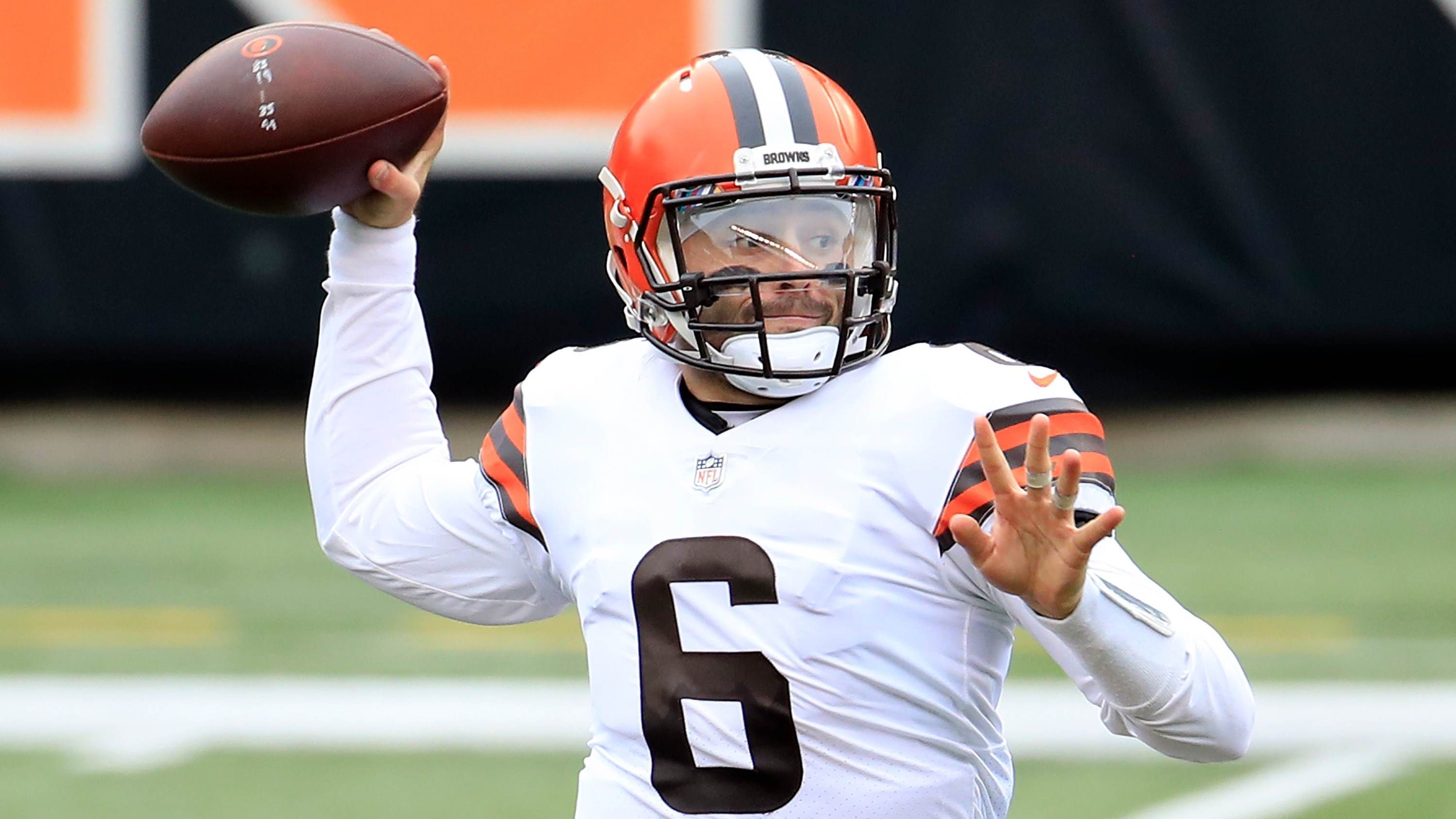 
                <strong>Passing Offense: Cleveland Browns - 42 Punkte</strong><br>
                Im Last-Minute-Sieg über die Cincinnati Bengals überragte Baker Mayfield und die Passing-Offense der Cleveland Browns. Das Team von Headcoach Kevin Stefanski kam auf 316 Passing Yards und fünf geworfene Touchdowns. Besonders die Tight Ends der Browns wurden hier bedient, so entstanden drei der fünf Touchdowns nach einem Wurf auf einen Tight End. Fantasy Manager können sich insgesamt auf 42 Punkte freuen. 
              