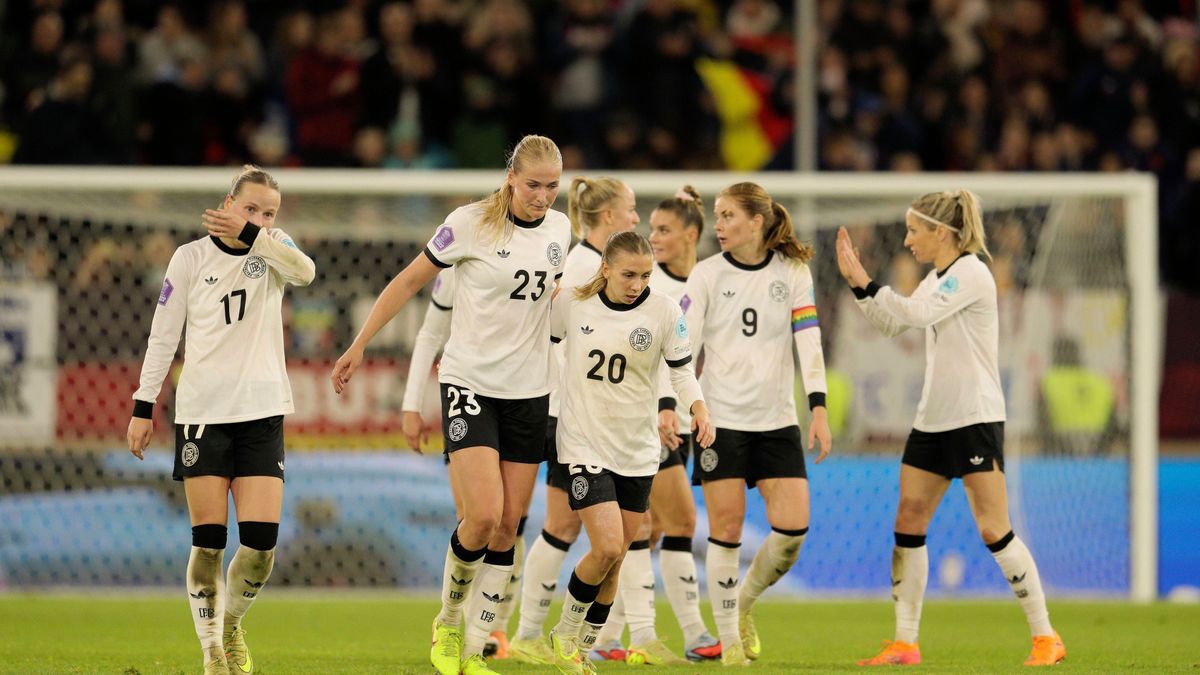 Foto : Torjubel bei den deutschen Damen , Klara BÜHL (hinten) schiesst das 1-0 , vorne Camilla KÜVER und rechts ... Elisa Senss ( Senß ), links eine skeptische Franziska KETT (17) Fussball Ländersp...
