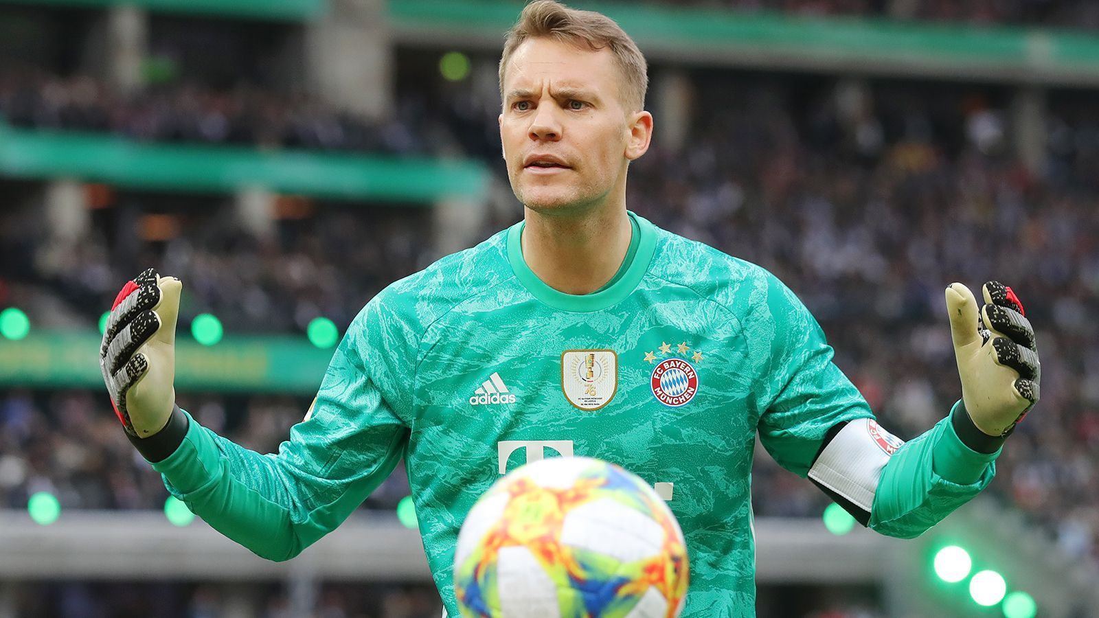 
                <strong>Manuel Neuer (FC Bayern München)</strong><br>
                Wird in der guten Leipziger Anfangsphase einmal echt gefordert, pariert dabei Poulsens Kopfball in der elften Minute sensationell. Weltklasse auch seine Rettungstat gegen Forsberg, der in der 48. Minute alleine auf ihn zustürmt. Auch sonst stets zur Stelle, wenn er gebraucht wird. Wenn es sein muss, sogar unspektakulär. ran-Note: 1
              