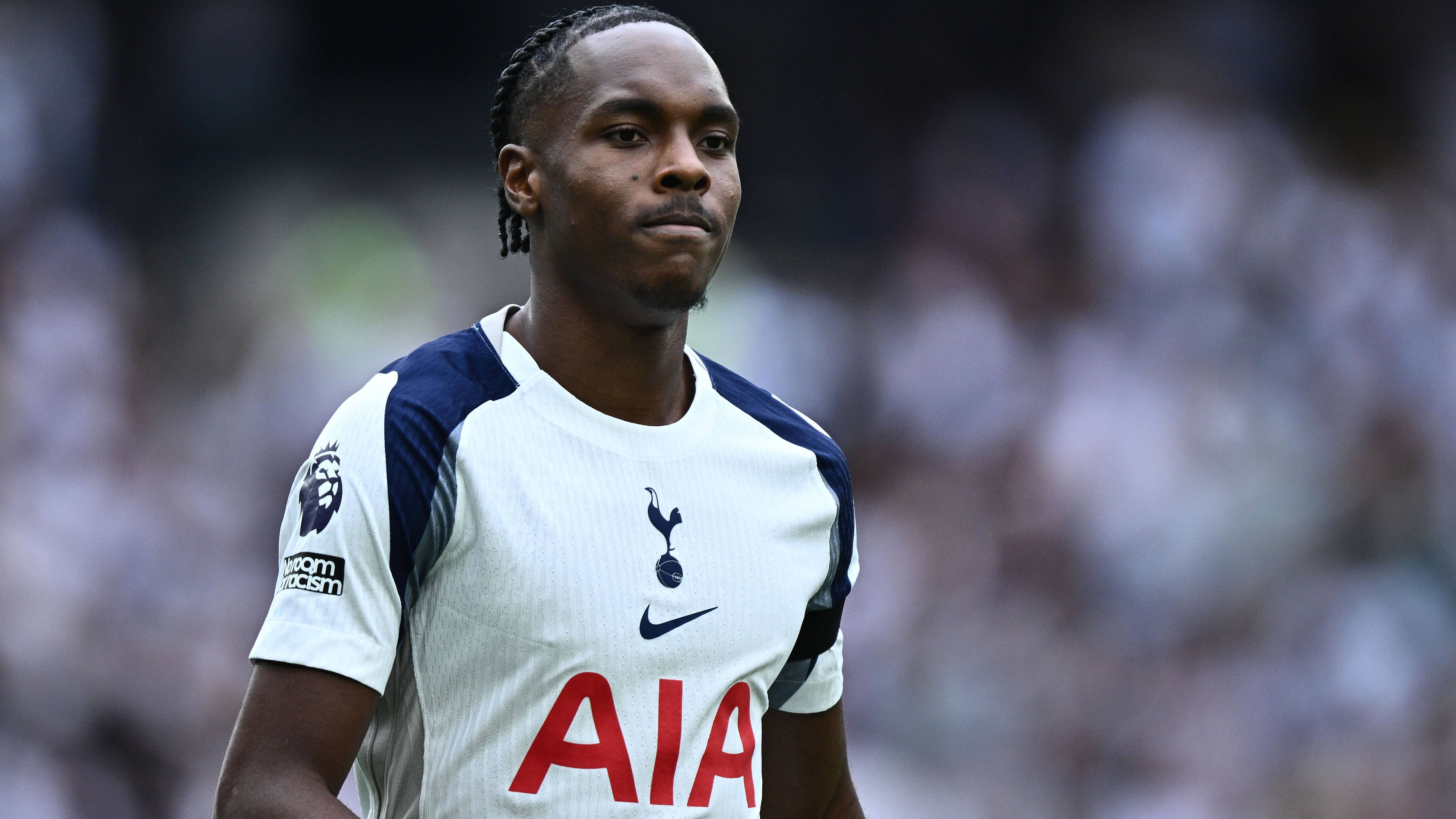 <strong>Tottenham Hotspur</strong><br>Harte Wochen für Mathys Tel: Erst vergab er im UEFA-Supercup einen Elfmeter, anschließend sah er sich in den sozialen Netzwerken üblen rassistischen Anfeindungen ausgesetzt. Nun folgt der nächste Rückschlag: Die Spurs verzichteten auf seine Nominierung für den Champions-League-Kader. Für den 19-Jährigen bedeutet das eine weitere bittere Enttäuschung in einer ohnehin schwierigen Phase nach seinem fixen Abschied nach vorheriger Leihe vom FC Bayern.