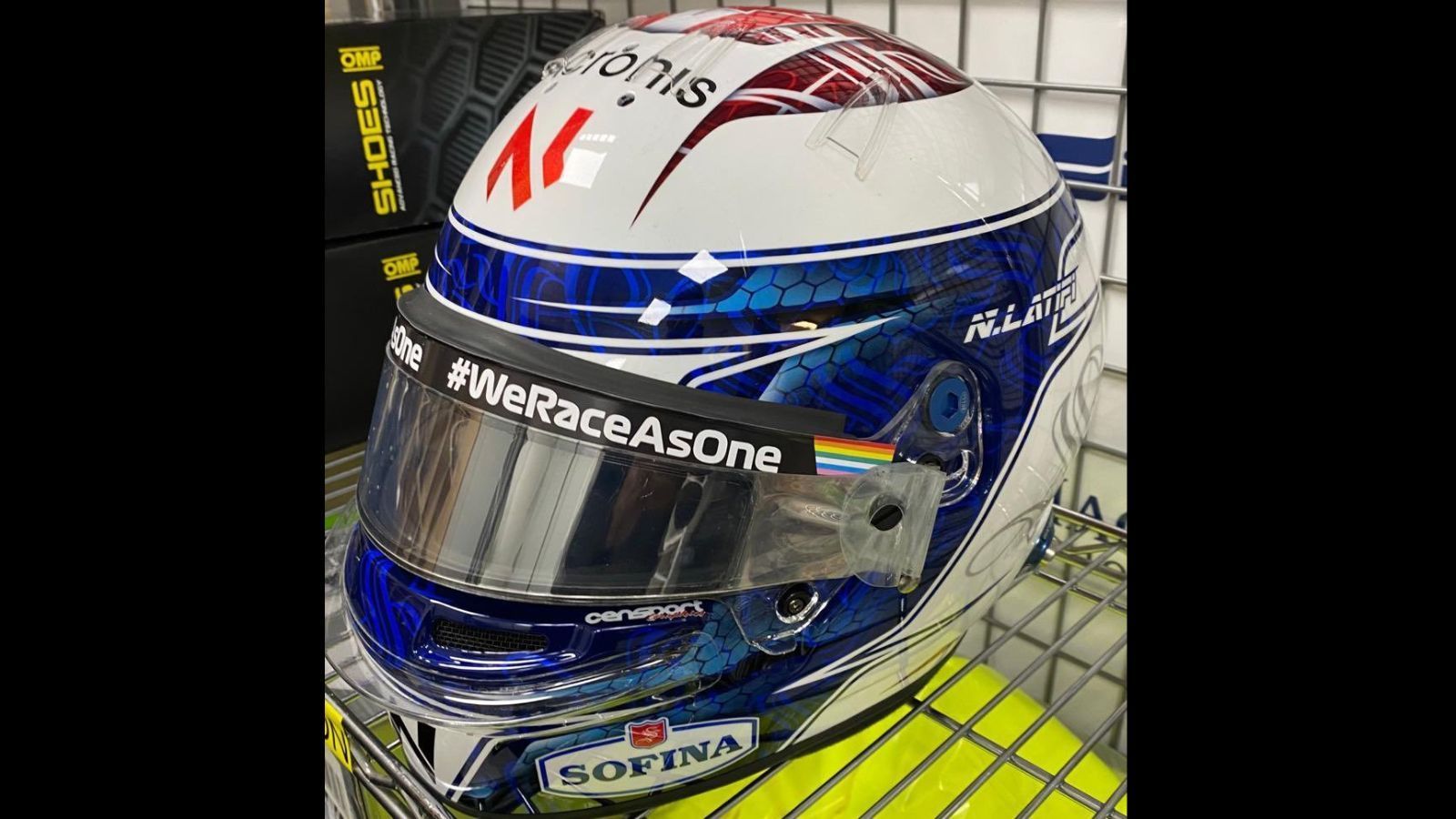 
                <strong>Nicholas Latifi (Williams)</strong><br>
                Der Helm von Nicholas Latifi ist, im Gegensatz zu manch Anderen, passend zu den Farben des Williams-Teams. Hauptsächlich in weiß gehalten, verziert vor allem vorne ein saftiges Dunkelblau den Helm. Auf der Helmkrone ist ein Ahornblatt in den Farben der kanadischen Flagge zu sehen, Latifis Heimat.
              