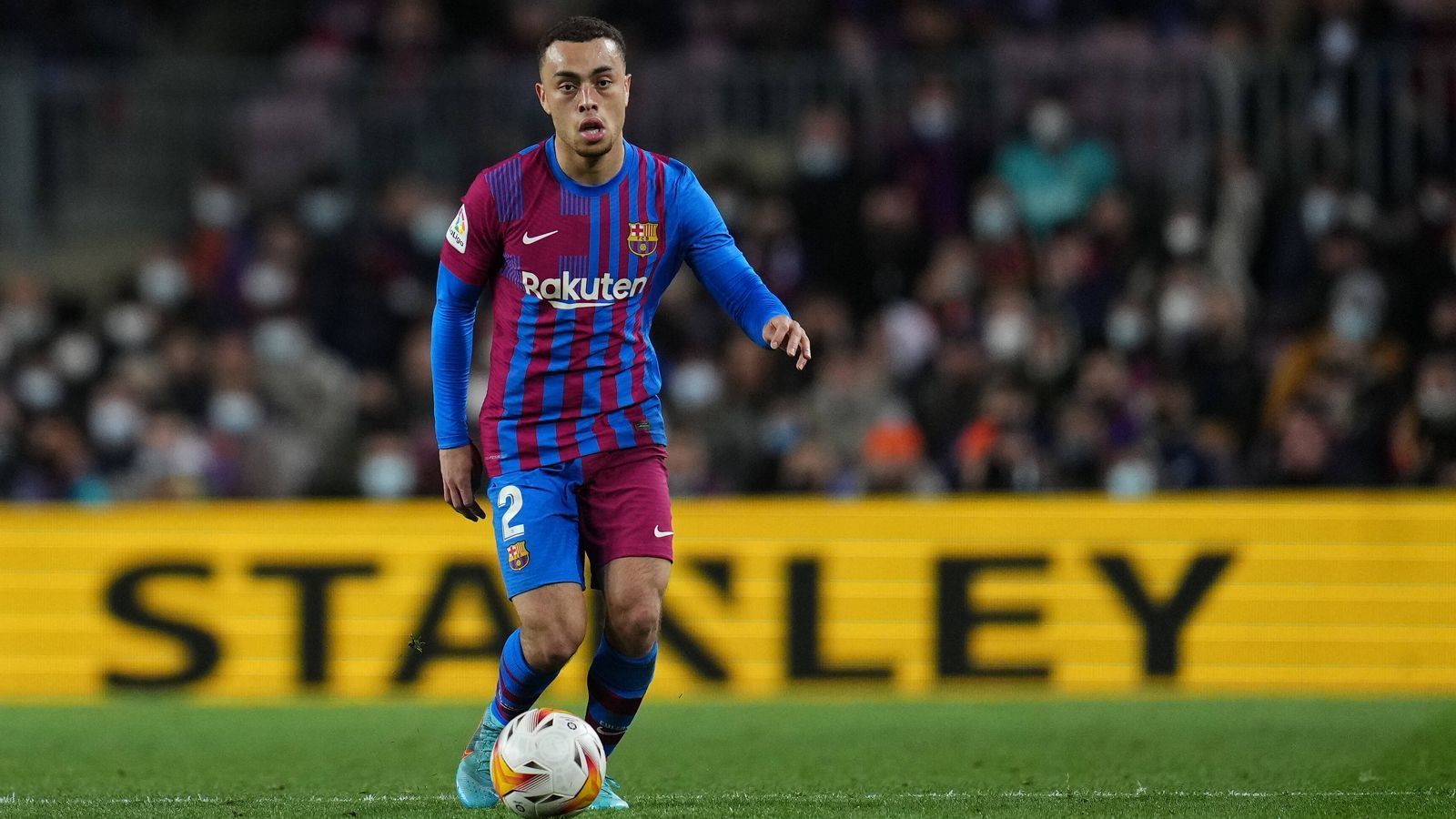 
                <strong>Sergino Dest (FC Barcelona)</strong><br>
                Ein ähnlicher Spielertyp wie Baku ist auch Sergino Dest vom FC Barcelona. Laut diversen Medienberichten soll der US-Amerikaner bei den Katalanen für kurze Zeit sogar schon auf dem Abstellgleis gestanden haben, zudem wurde dann auch noch Barca-Legende Dani Alves zurückgeholt. Dennoch spielte sich Dest in letzter Zeit immer wieder in die Startelf zurück und wurde von Coach Xavi teilweise auch als Linksverteidiger eingesetzt. Ob Barcelona den gebürtigen Niederländer also überhaupt ziehen lassen würde, ist offen. Zudem hat der 21-Jährige, der 2020 von Ajax Amsterdam nach Spanien wechselte, noch Vertrag bis 2025.
              