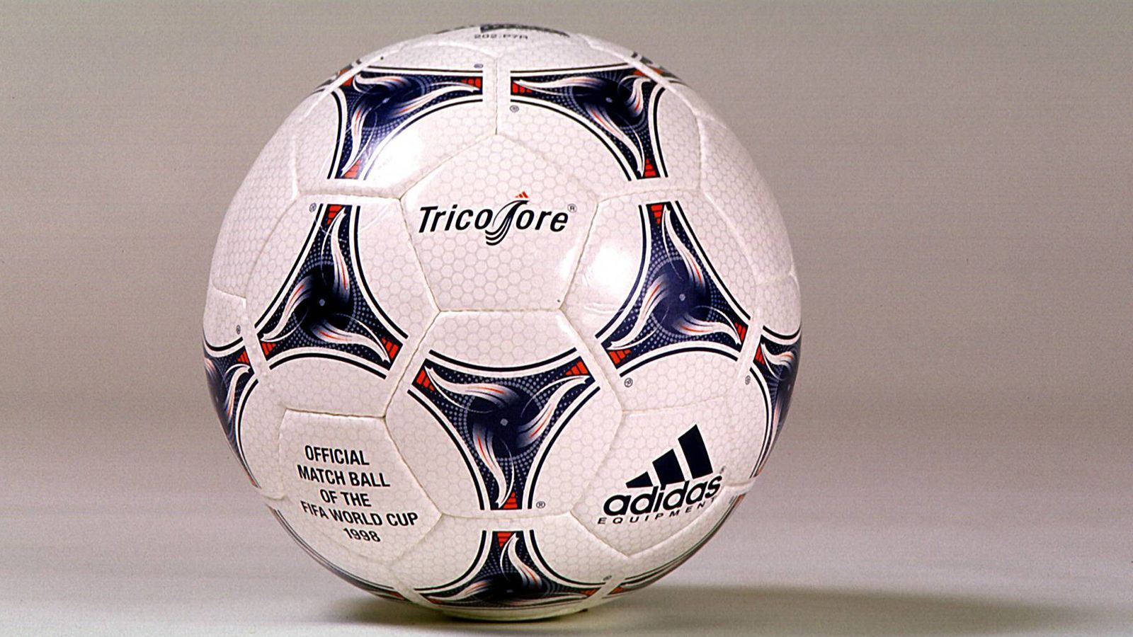 
                <strong>WM 1998 in Frankreich: Tricolore</strong><br>
                Der adidas Tricolore wartete mit einer innovativen, syntaktischen Schaum-Schicht inklusive mit Gas gefüllten Mikrobällen auf und wurde erstmals außerhalb Europas hergestellt. Eine optimierte Robustheit und höhere Schusspräzision waren die positiven Folgen dieser Weiterentwicklung. Optisch wurde der Ball in den Nationalfarben Frankreichs (blau, weiß und rot) gestaltet. 
              