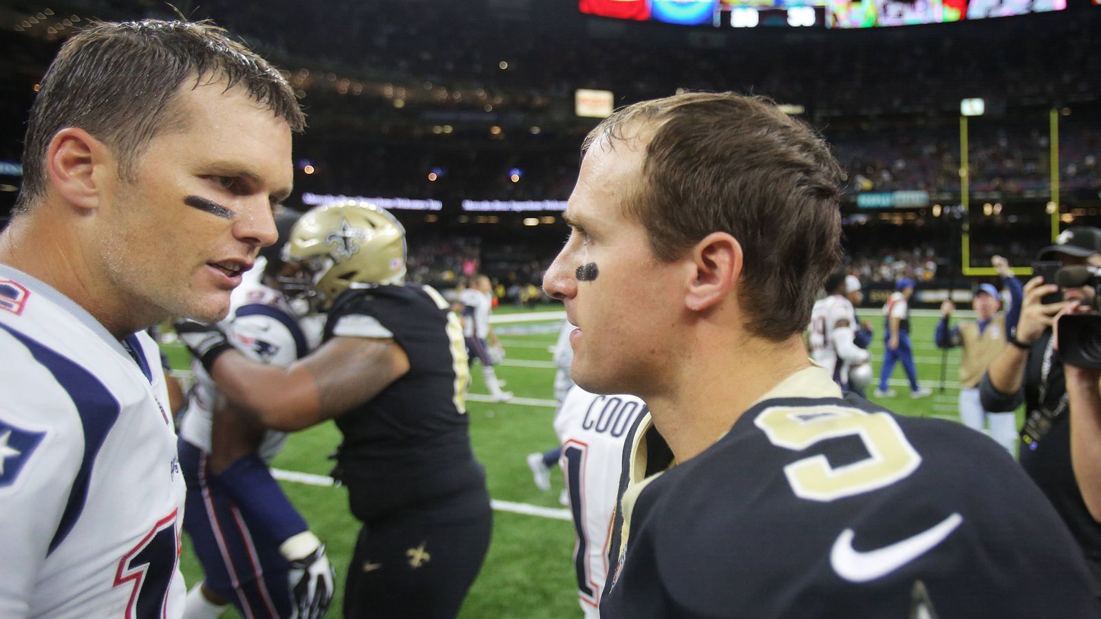 
                <strong>Tampa Bay Buccaneers at New Orleans Saints</strong><br>
                Spengemann: "Zwei QB-Legenden treten zum Shoot-Out gegeneinander an. Hollywood-Drehbuch-like müsste Brady gewinnen. Aber die Saints sind zu eingespielt, sie gewinnen."Tampa Bay Buccaneers at New Orleans Saints am Sonntag ab 22:15 Uhr live auf ProSieben und im Livestream auf ran.de.
              