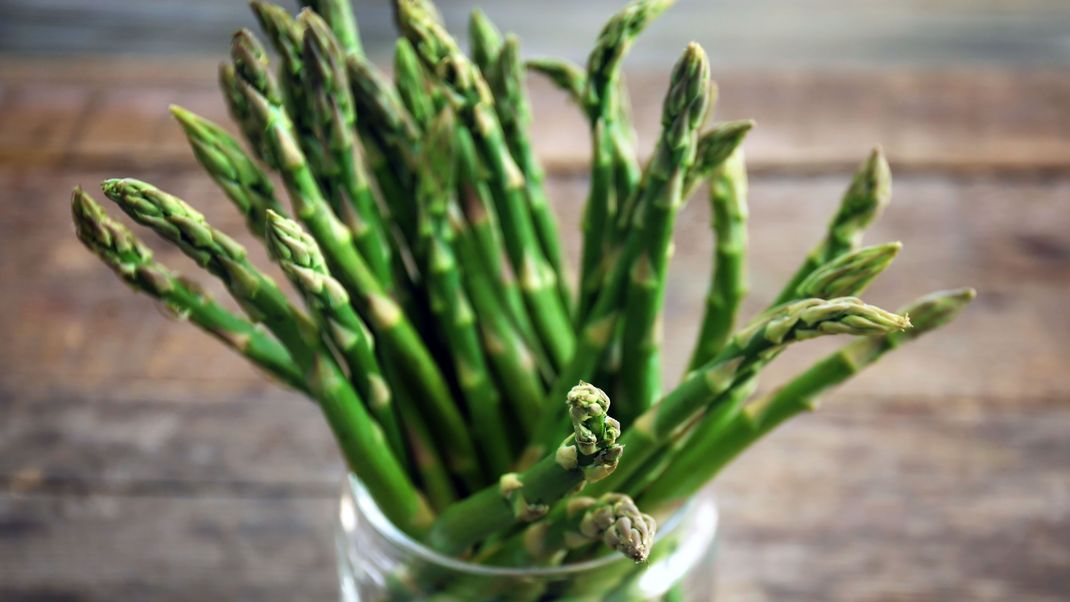 Fast schon dekorativ, lagerst du grünen Spargel am besten in einem Glas - aufgestellt, wie ein Blumenstrauß.