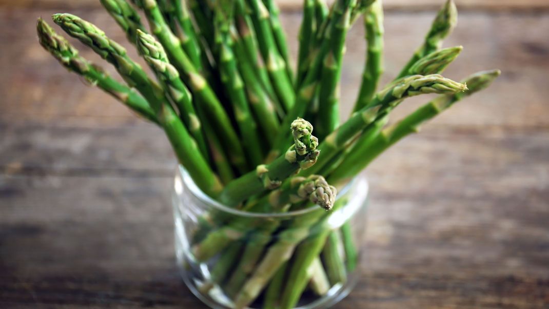 Fast schon dekorativ, oder? So lagerst du grünen Spargel am besten in einem Glas - aufgestellt, wie ein Blumenstrauß.