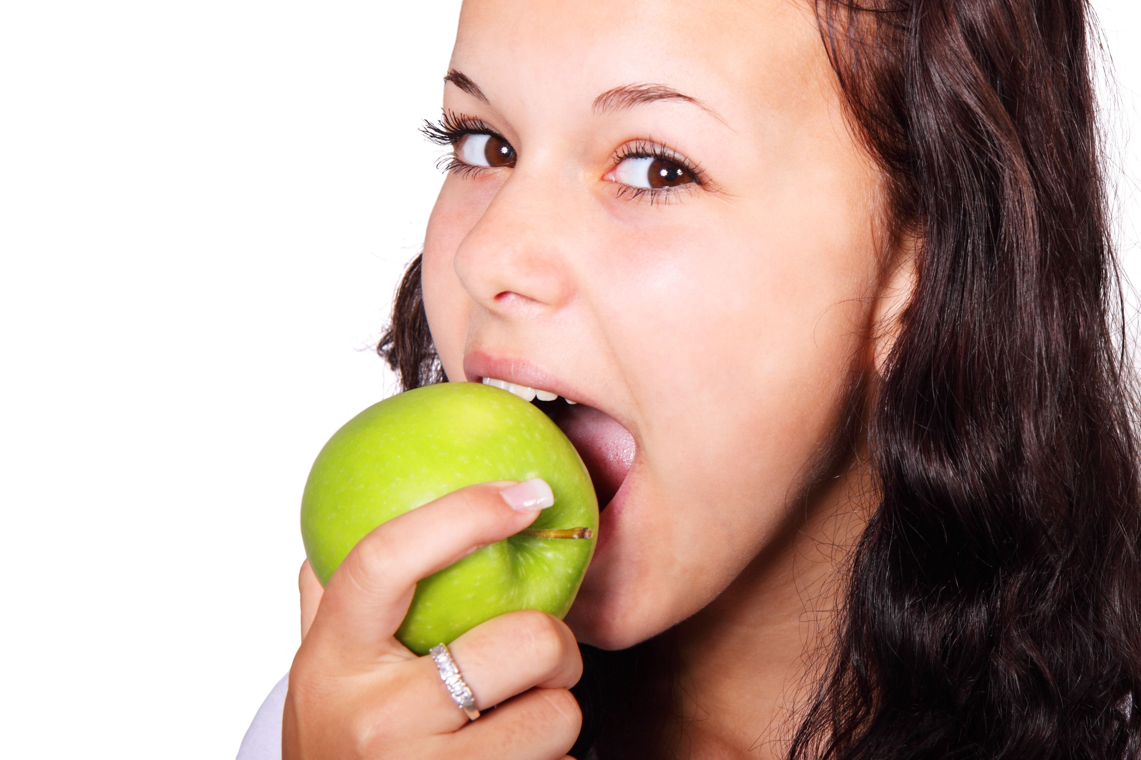 Frau isst Apfel_Pixabay