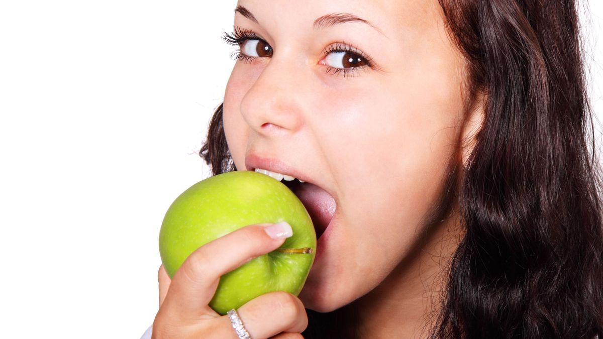 Frau isst Apfel_Pixabay